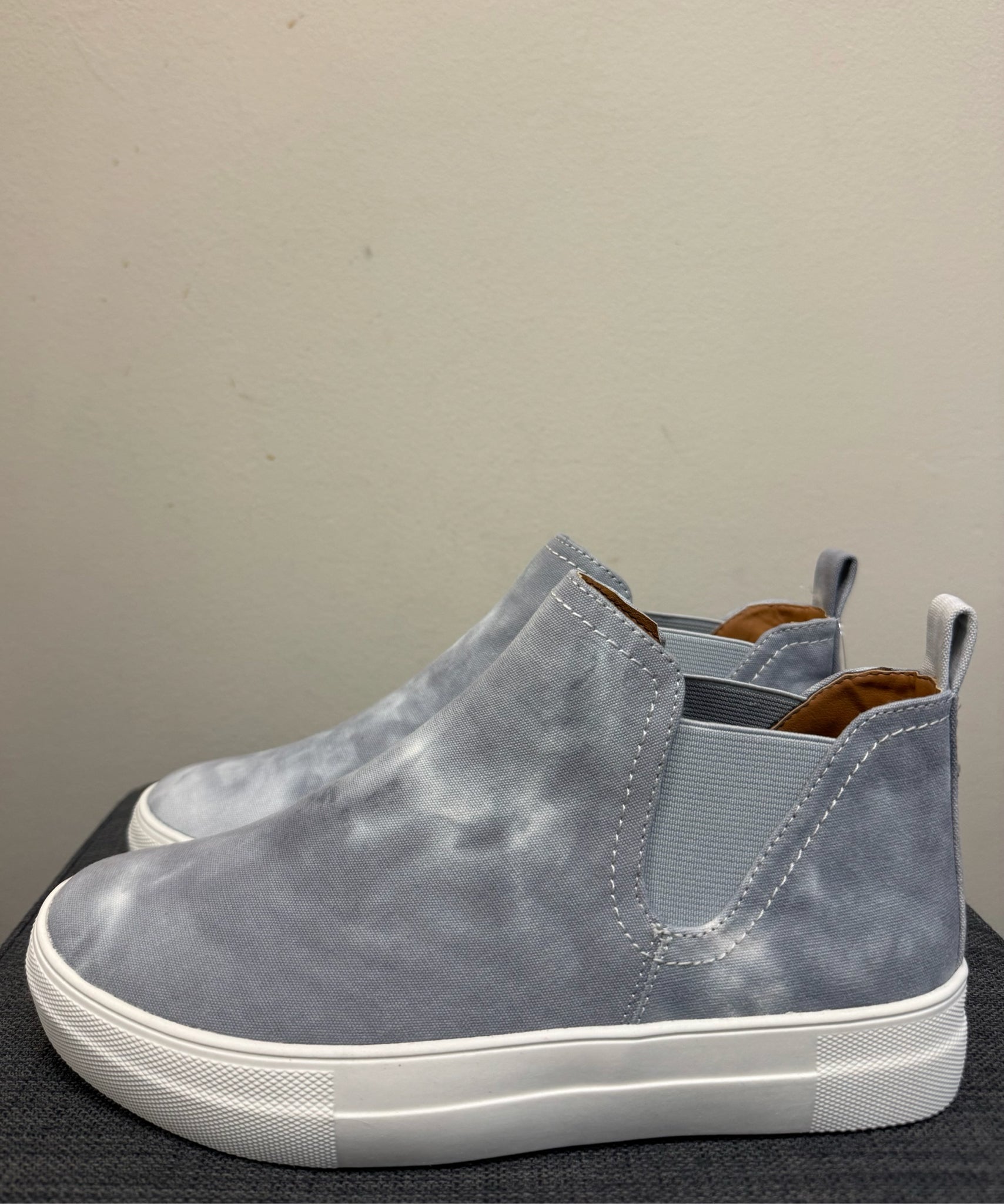 7.5 DOLCE VITA Gray Sneakers