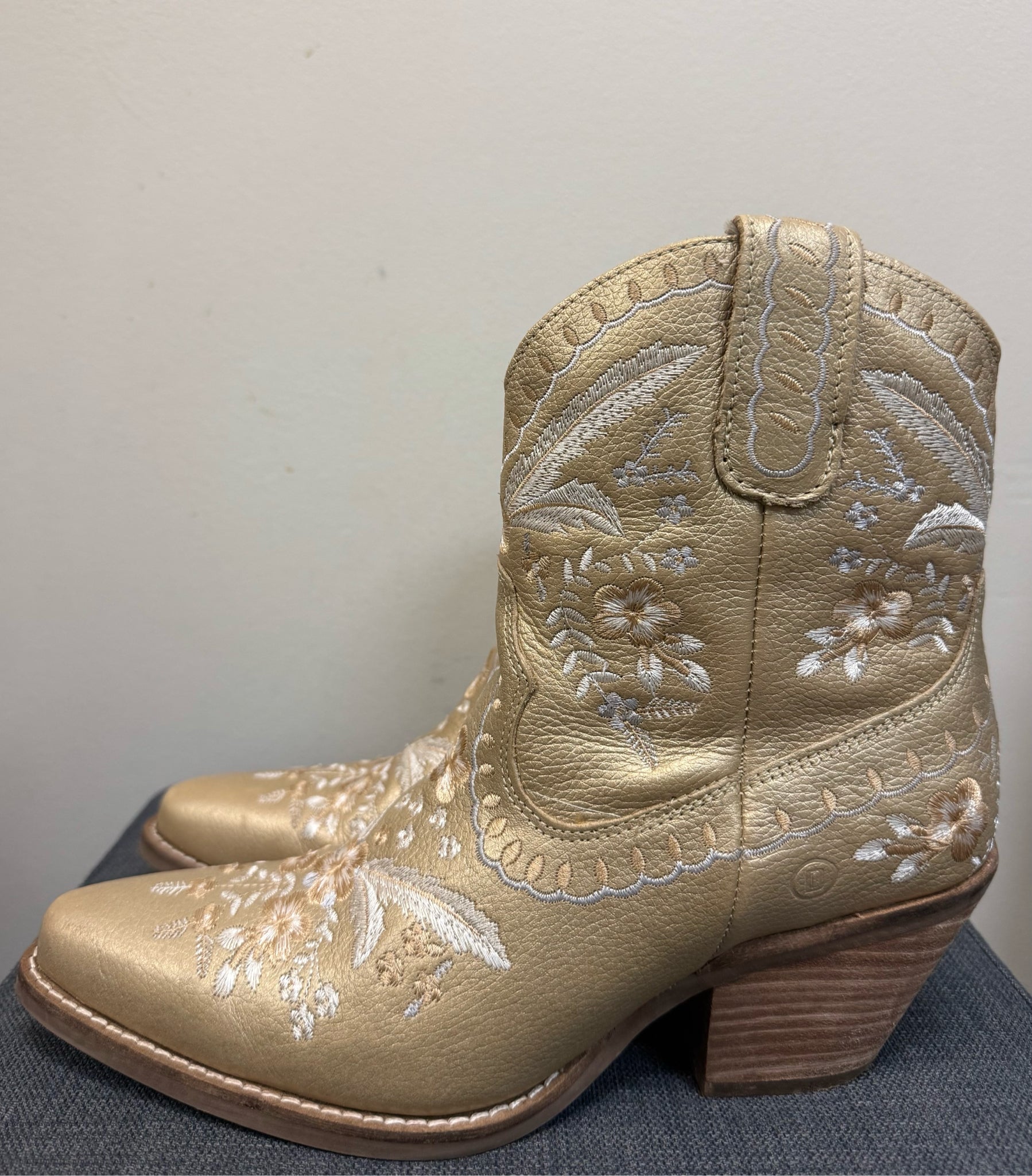 9 DINGO Gold Boots