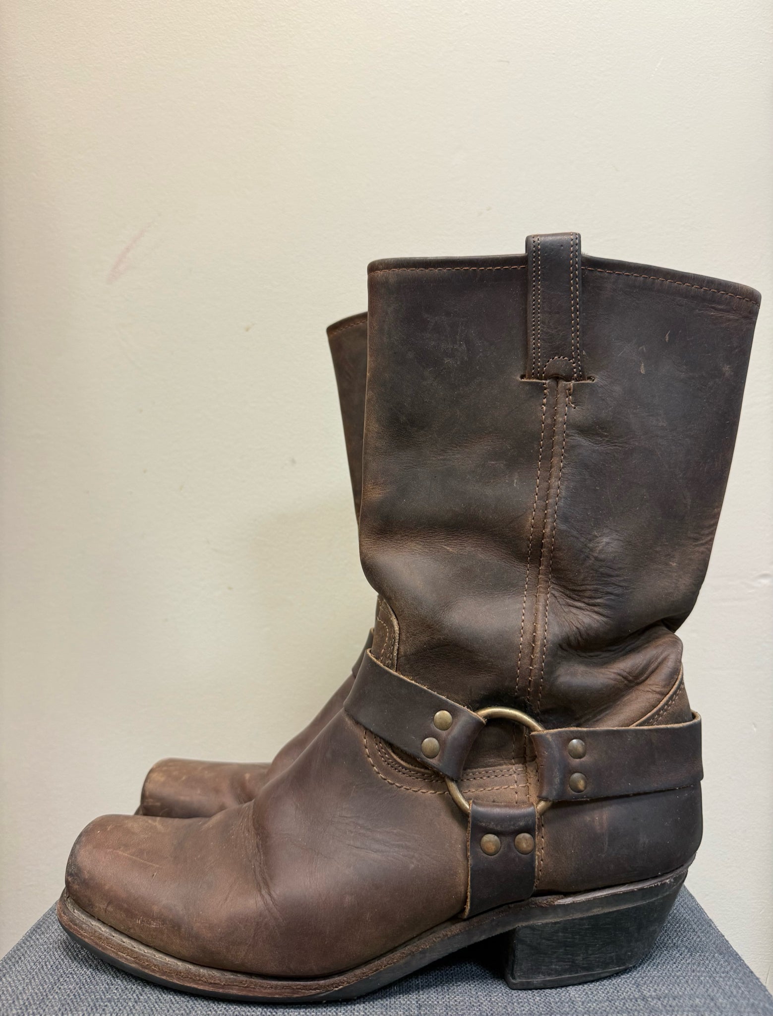 FRYE 11 BROWN LEATHER Boots
