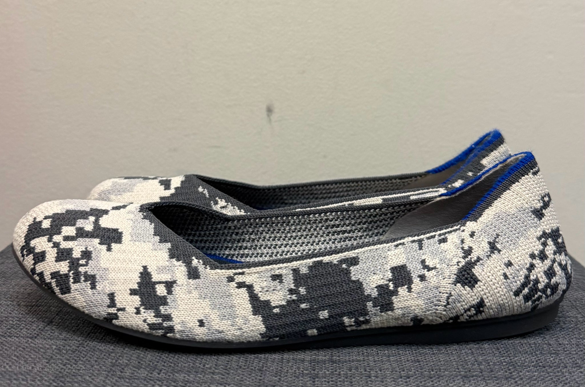 7.5 ROTHY'S GREY AND BEIGE SHOES