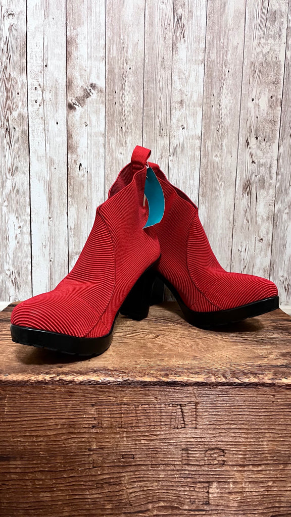 10 CHARLESTON SHOE CO Red Boots