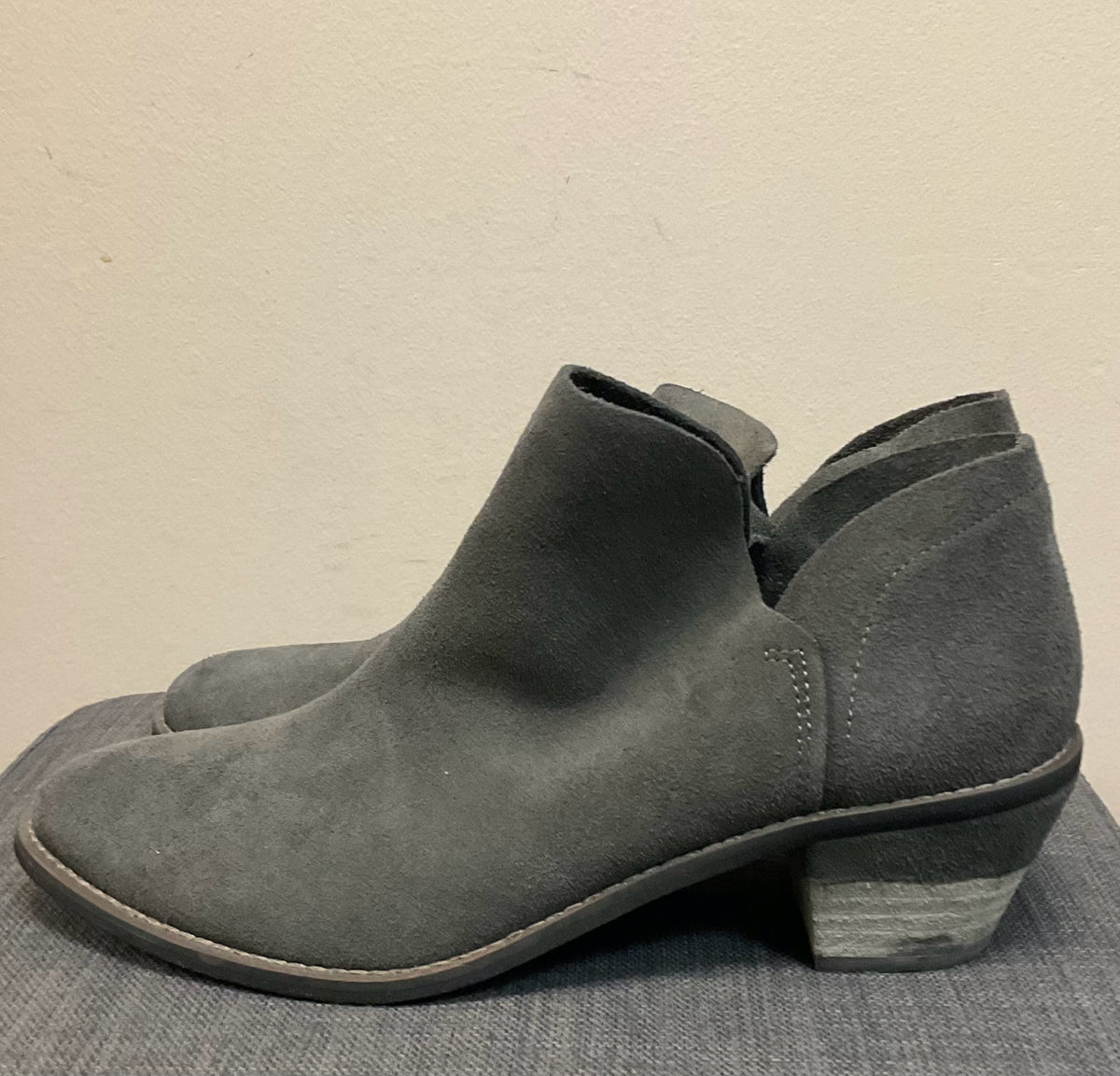 8.5 KELSI DAGGER GRAY SUEDE Boots