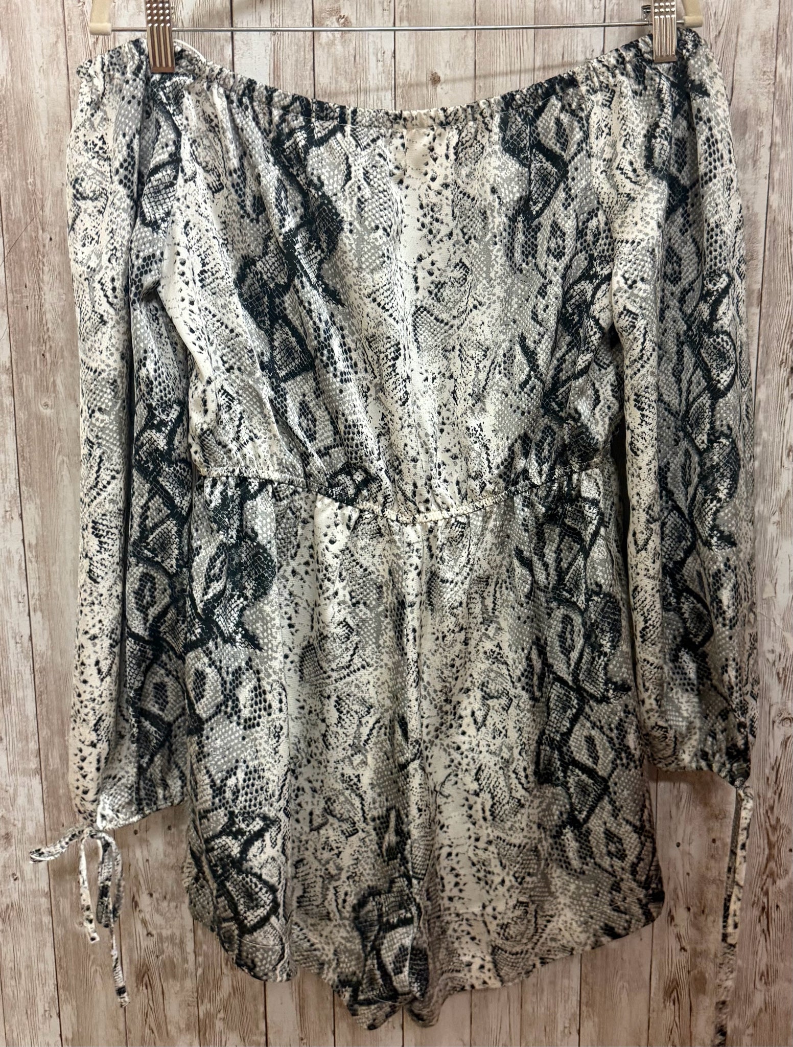 Size S MOON RIVER CREAM AND BLACK Romper