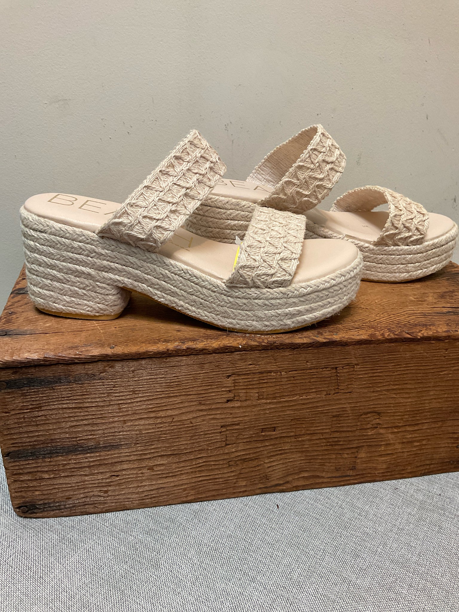 9 MATISSE Cream Sandals