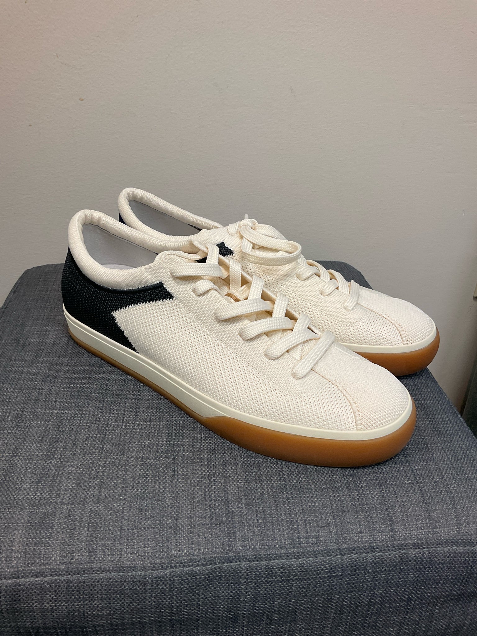 ROTHY'S 9.5 CREAM AND NAVY SHOES