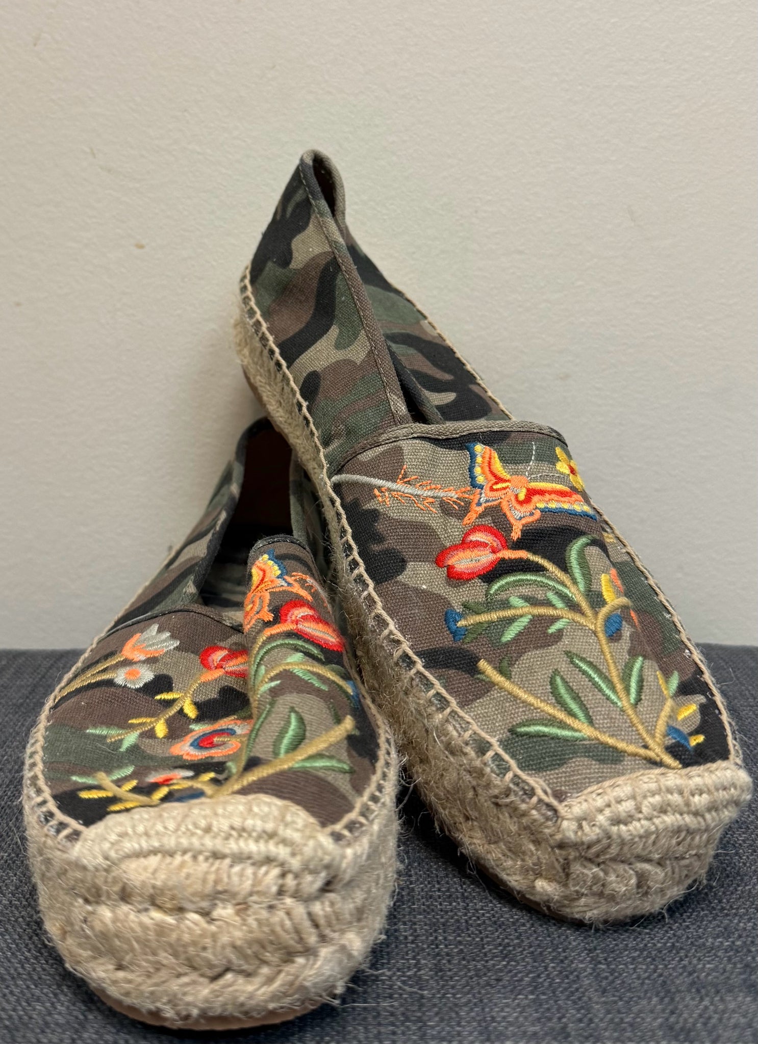 7.5 JOHNNY WAS MULTI FLORAL SHOES