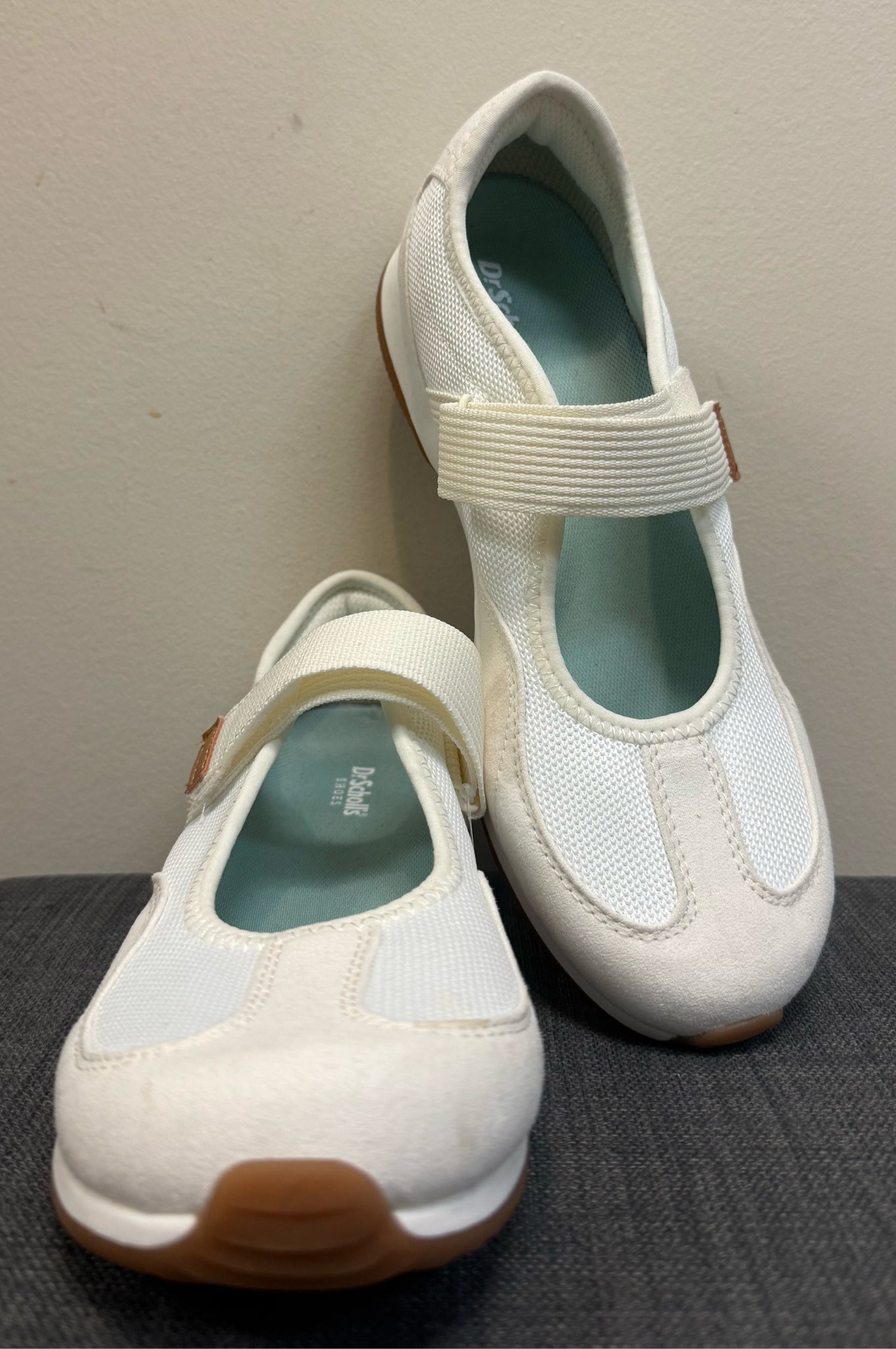 7.5 DR SCHOLL'S CREAM AND WHITE SHOES