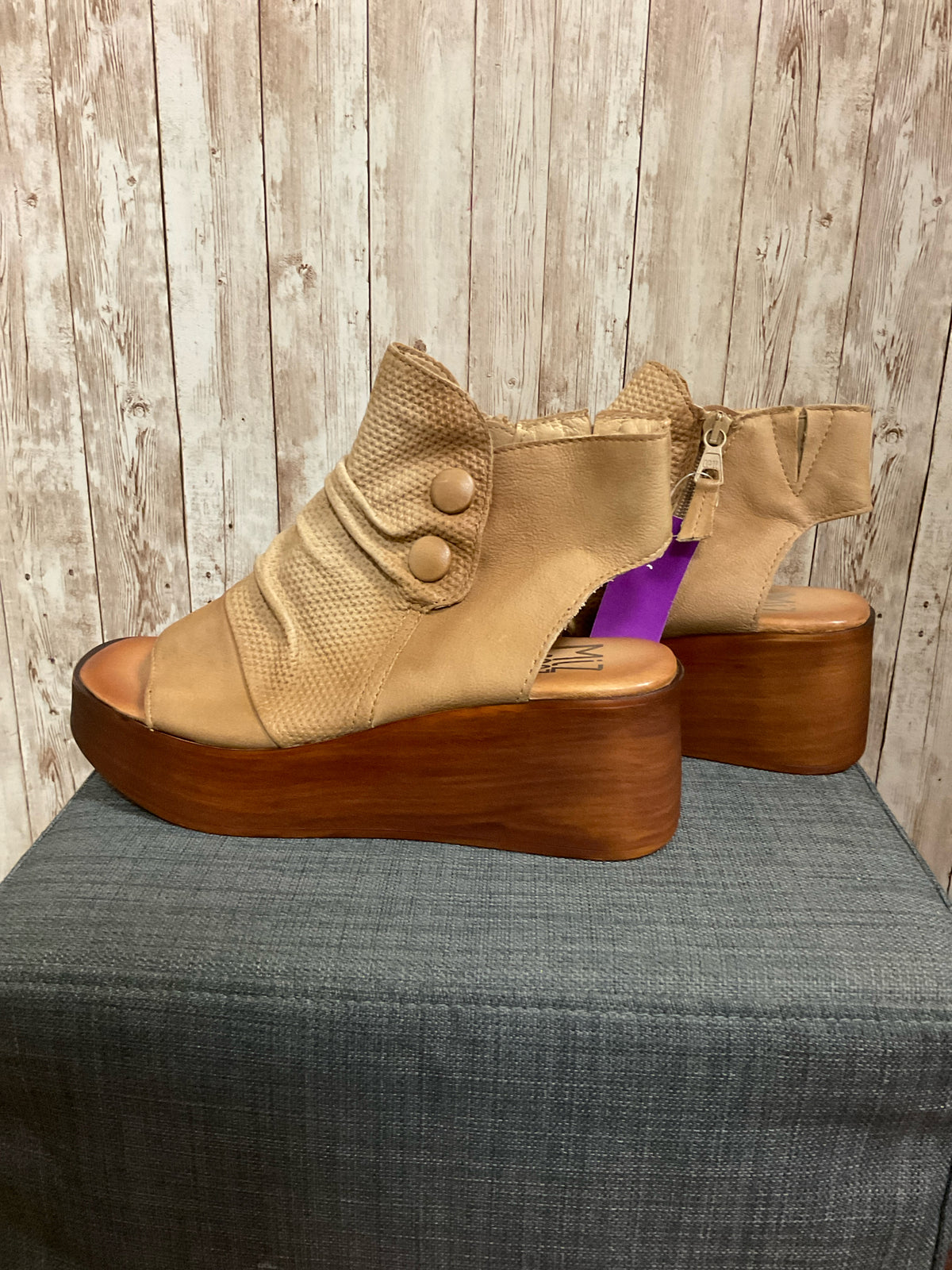 8.5 MIZ MOOZ SAND SHOES
