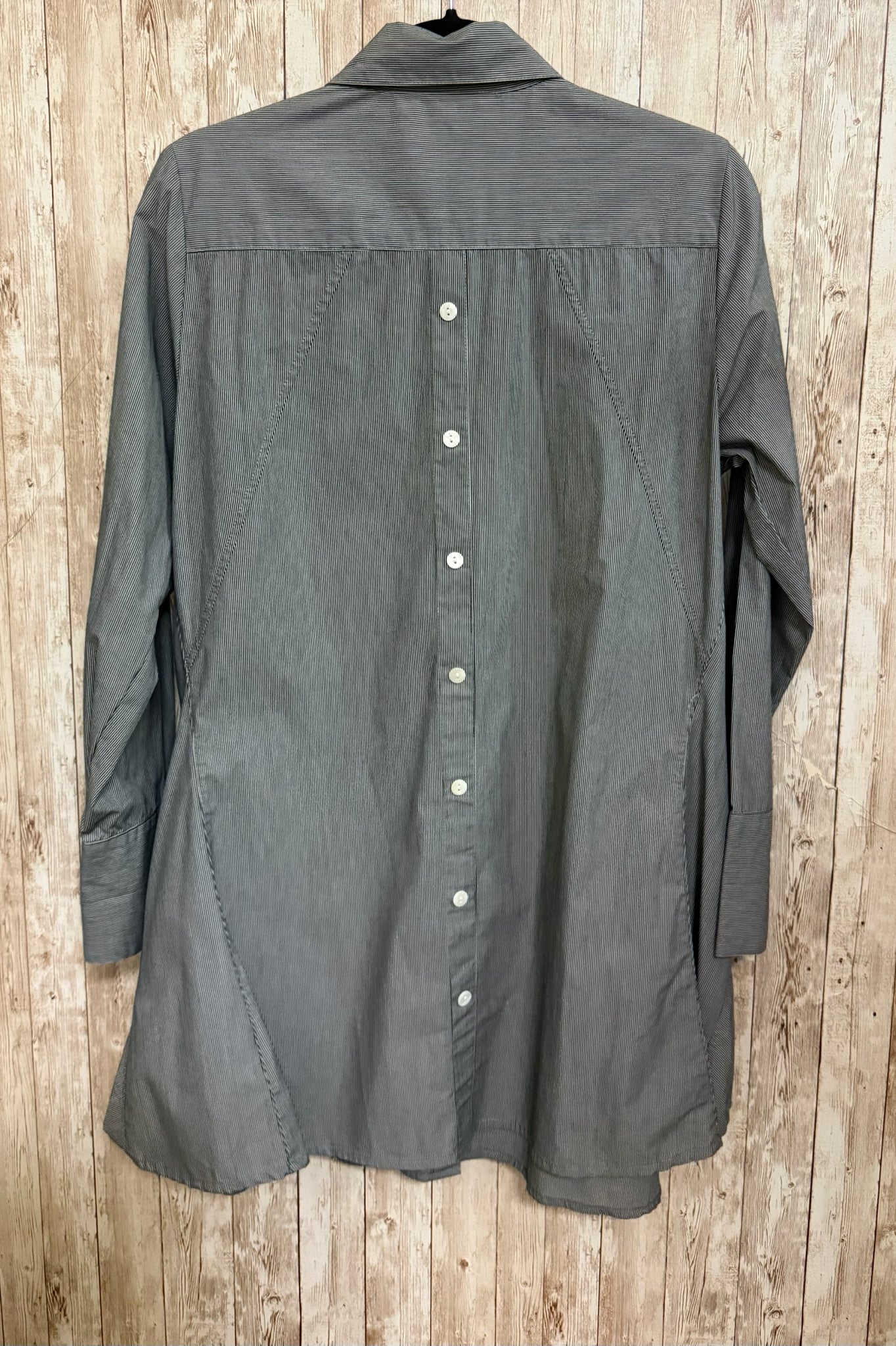 INAE Size M BLACK AND WHITE STRIPE Blouse