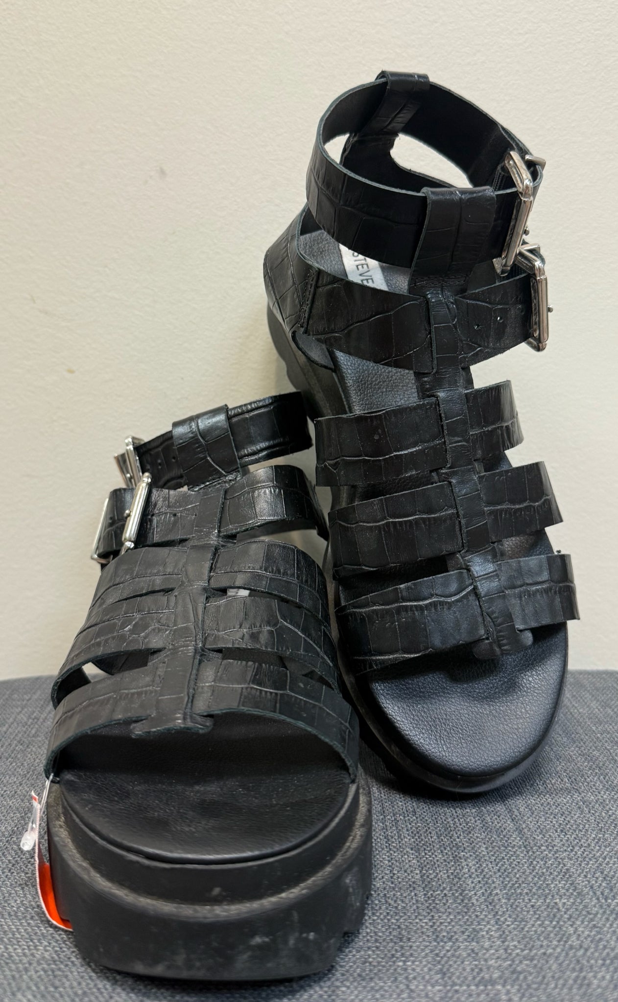 7.5 STEVE MADDEN Black Sandals