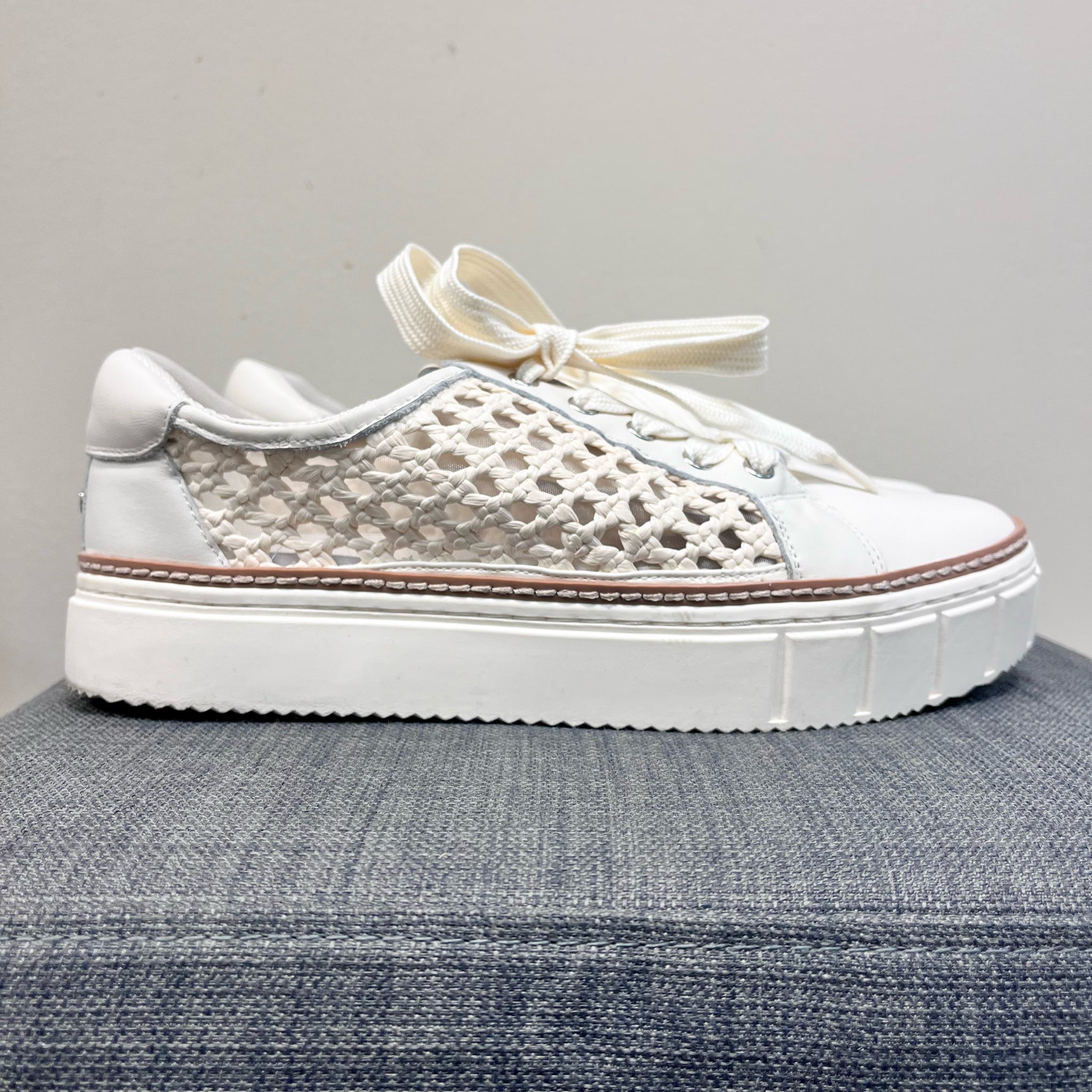 VINCE CAMUTO 9 Cream SHOES