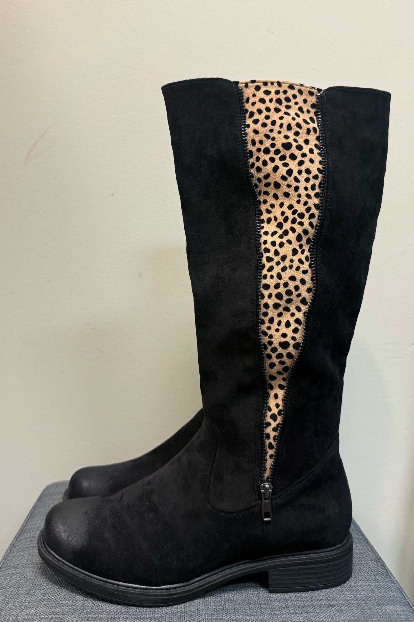 PIERRE DUMAS 8.5 BLACK AND ANIMAL PRINT Boots