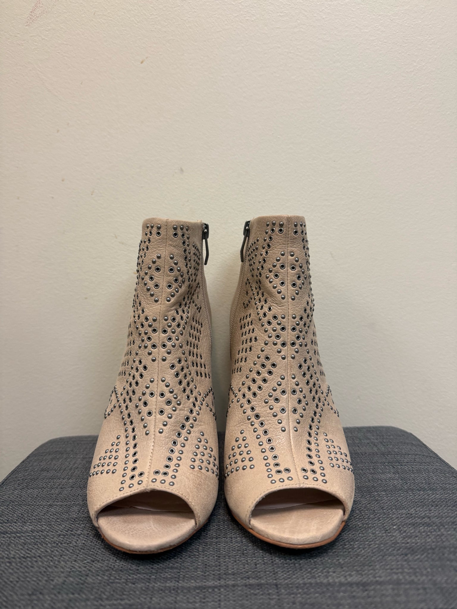 9 VINCE CAMUTO Taupe Boots