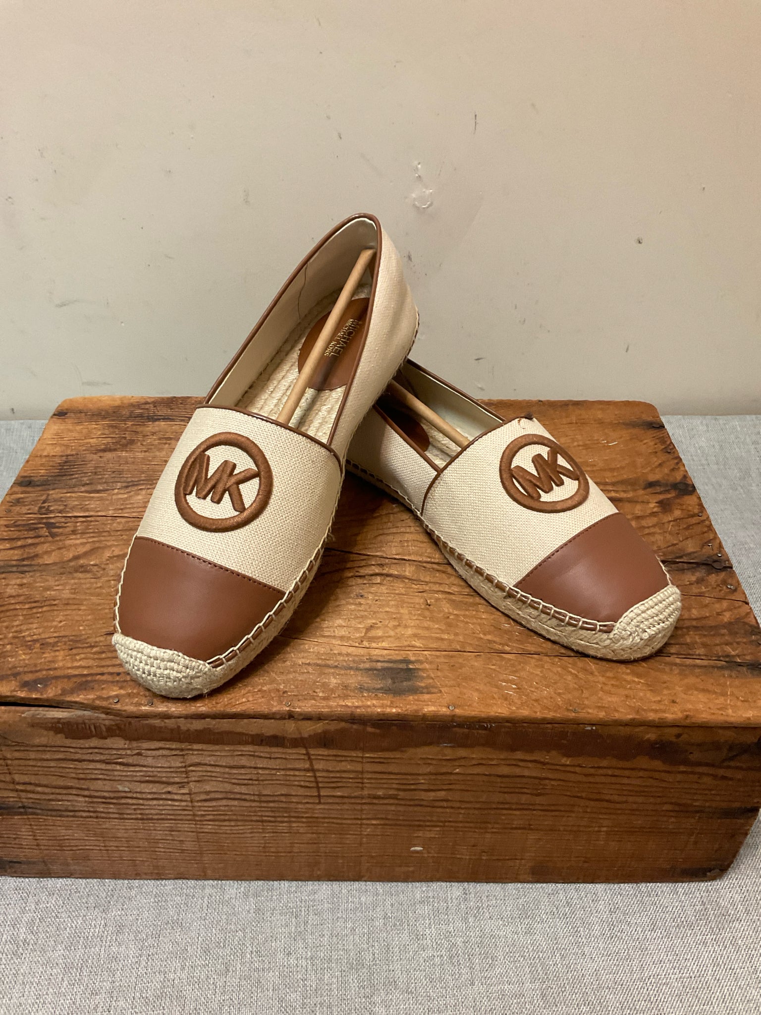 MICHAEL KORS 10 TAN CANVAS SHOES