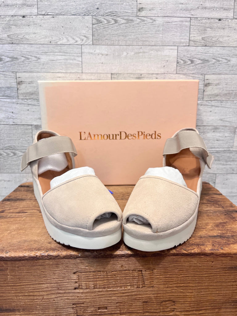 L'AMOURDESPIEDS 11 BEIGE SUEDE Sandals