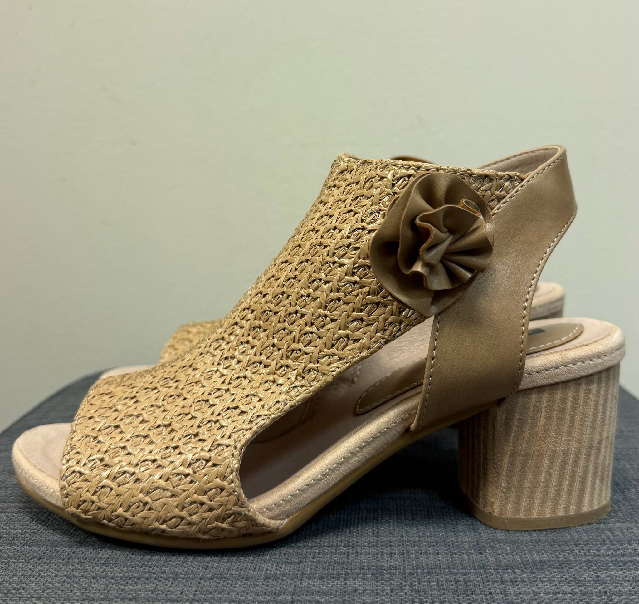 7.5 GOOD CHOICE Tan Sandals