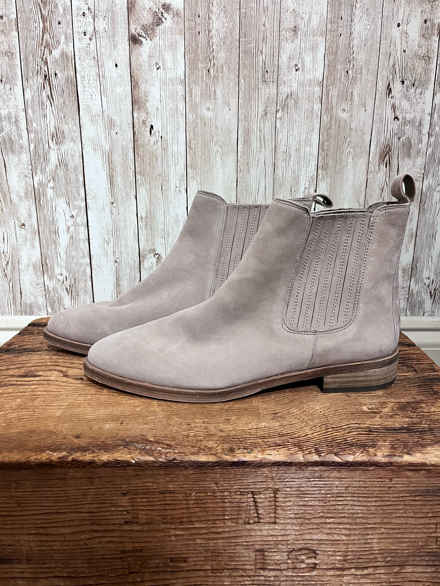 VINCE CAMUTO 7.5 CREAM SUEDE Boots