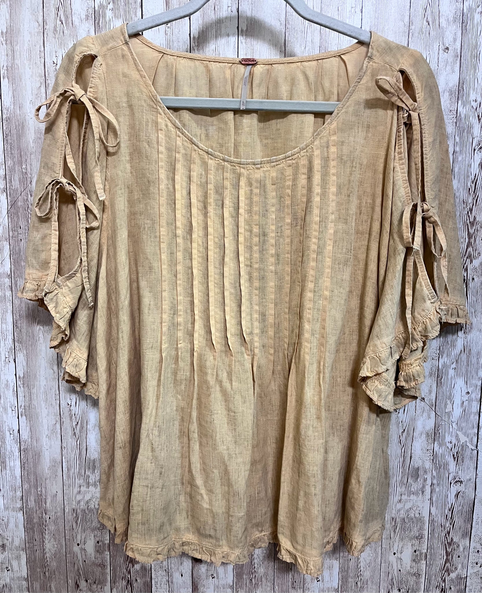 WE THE FREE Size XL Gold Top