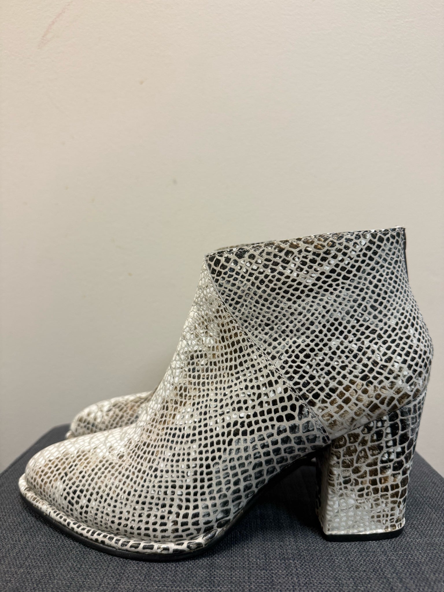 9 DIBA TRUE WHITE SNAKE Boots