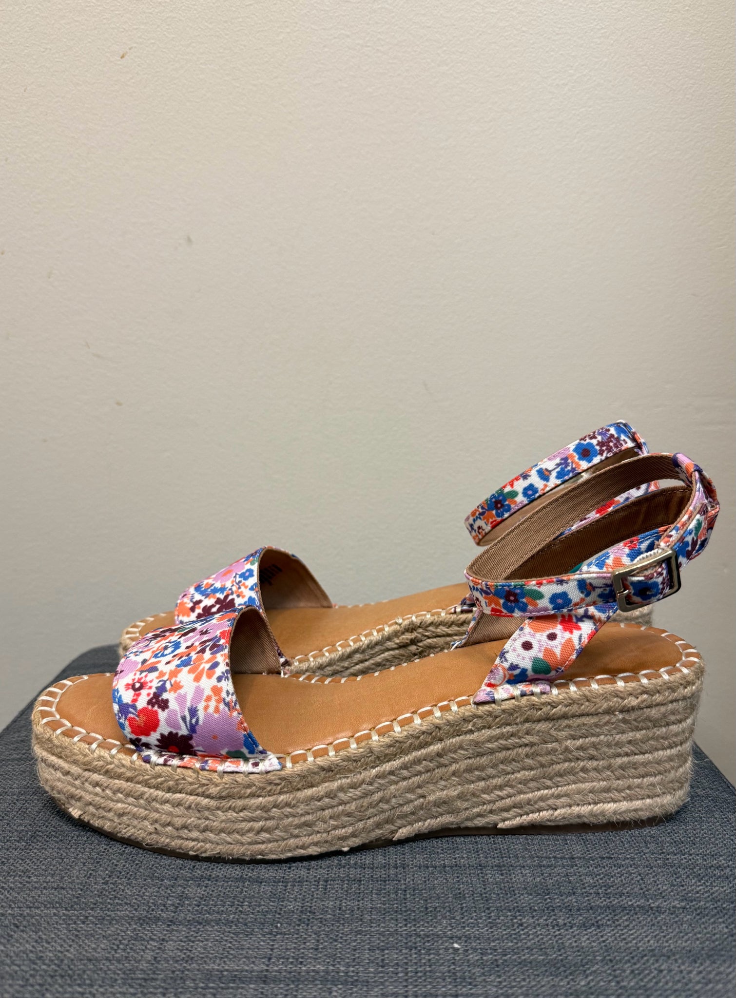 9.5 KELLY & KATIE FLORAL SHOES