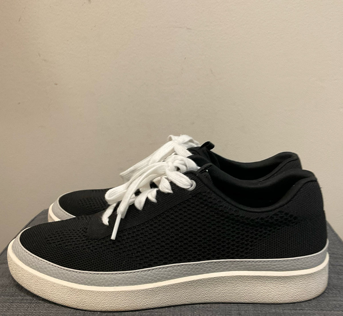 8 VIONIC Black Sneakers