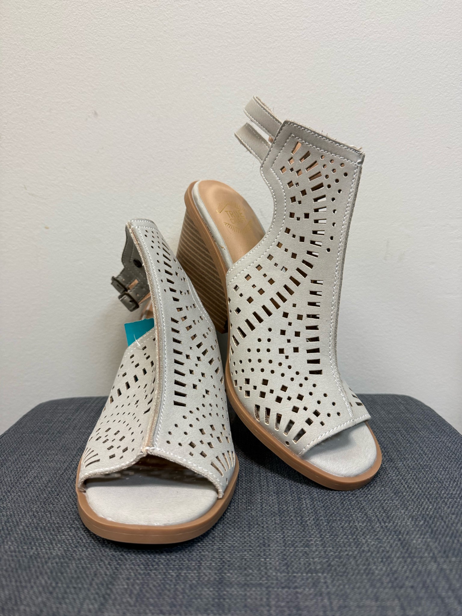 TRUE CRAFT 8 Taupe Sandals