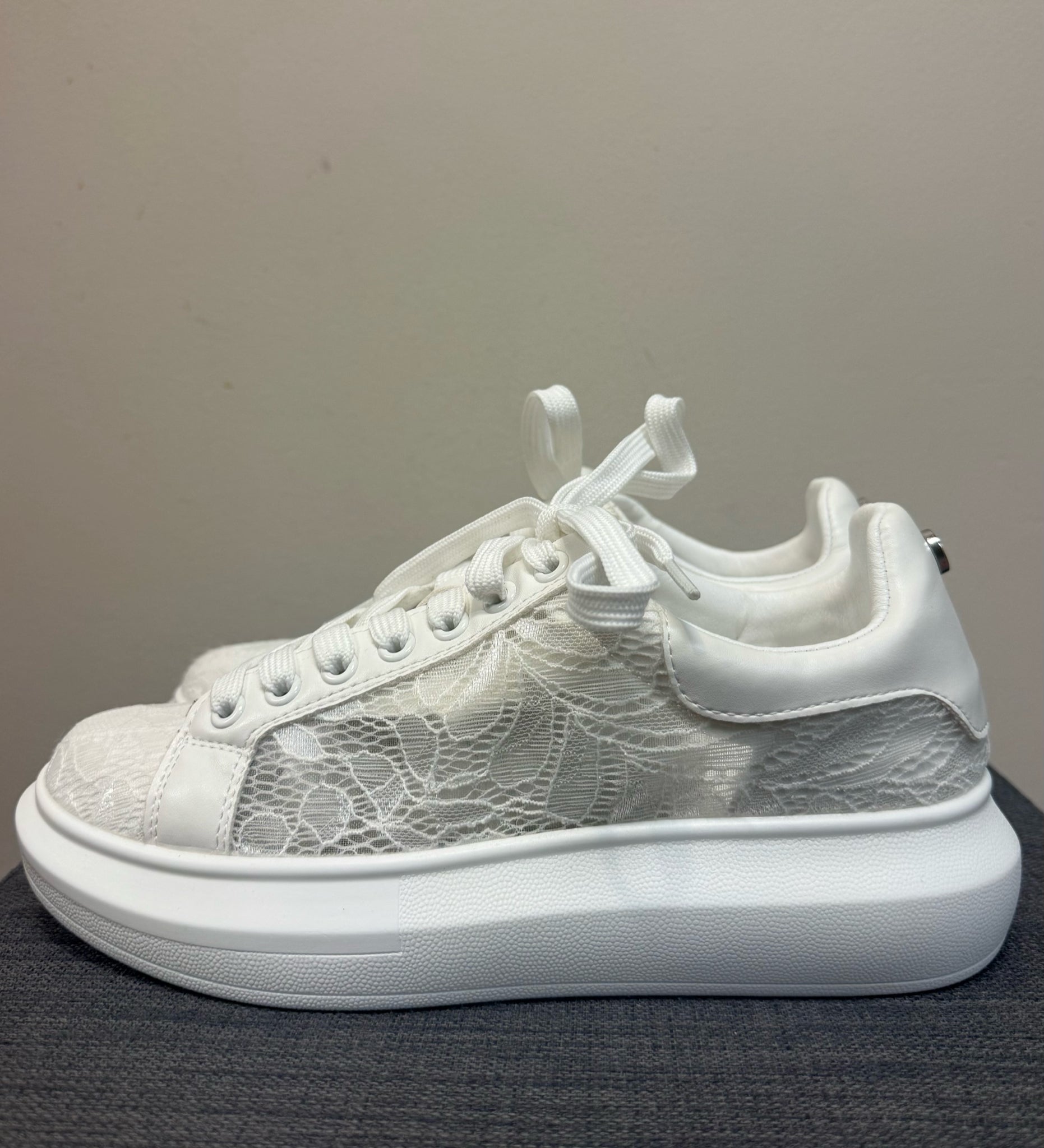 7.5 STEVE MADDEN White SHOES
