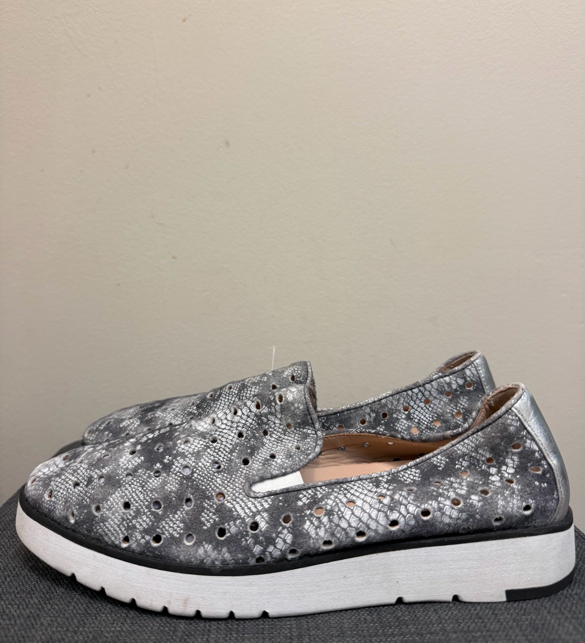 JOHNSTON & MURPHY 8.5 gray and black SHOES
