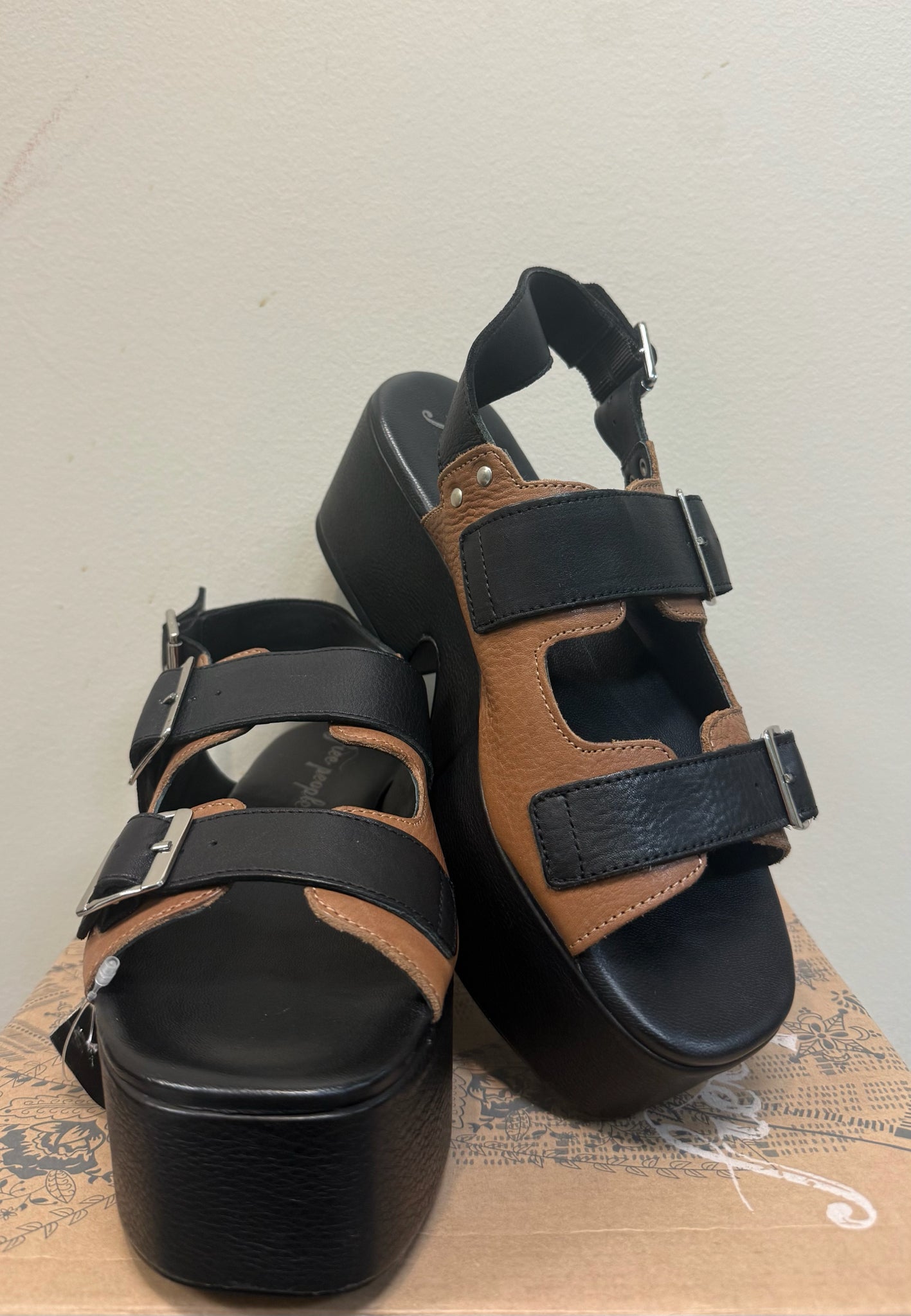 FREE PEOPLE 7.5/8 BLACK AND BROWN Sandals