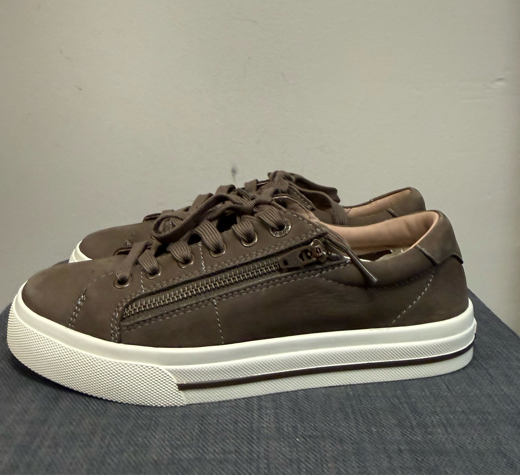 7.5 TAOS Taupe Sneakers
