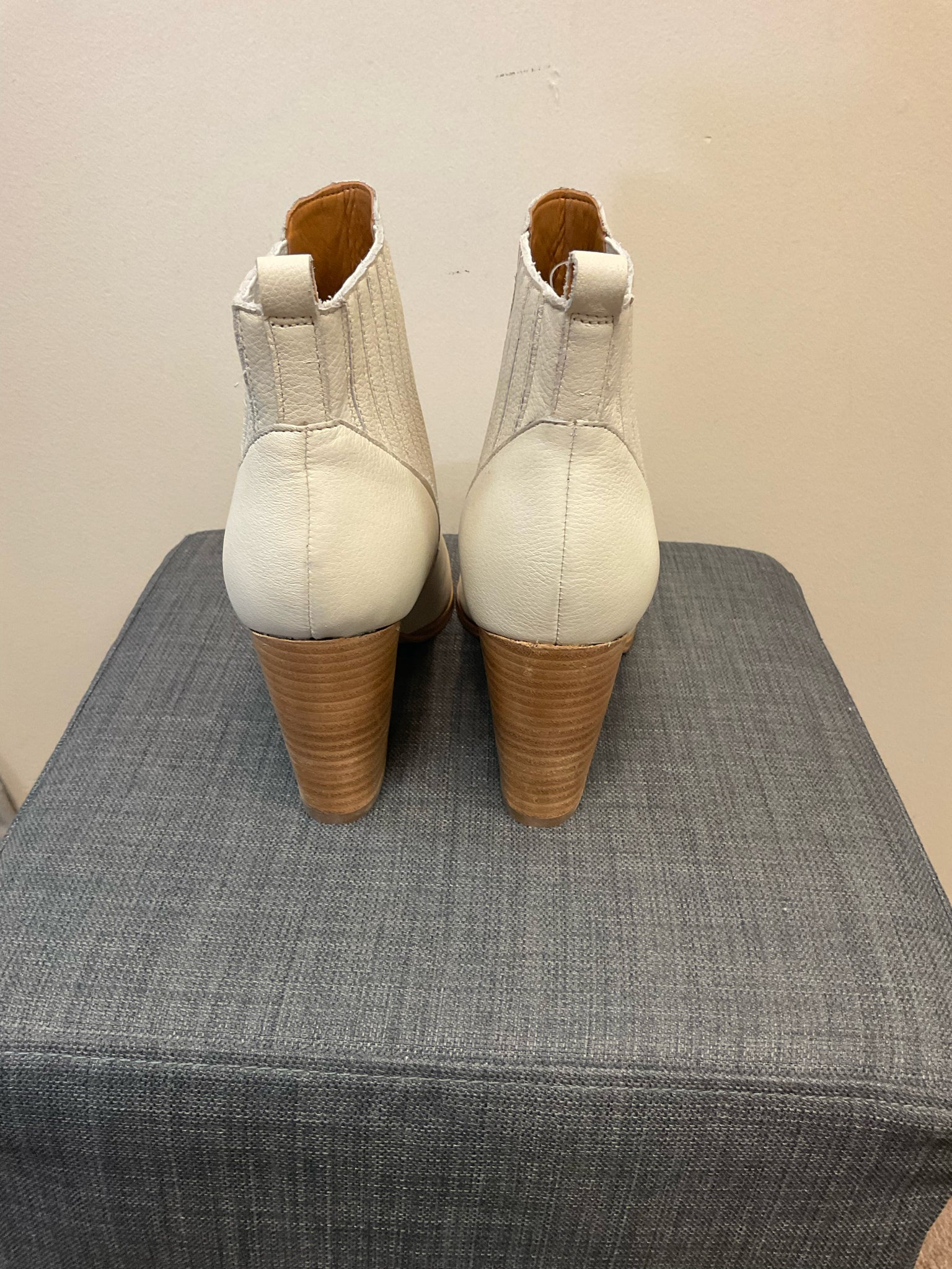 9.5 MARC FISHER Cream Boots