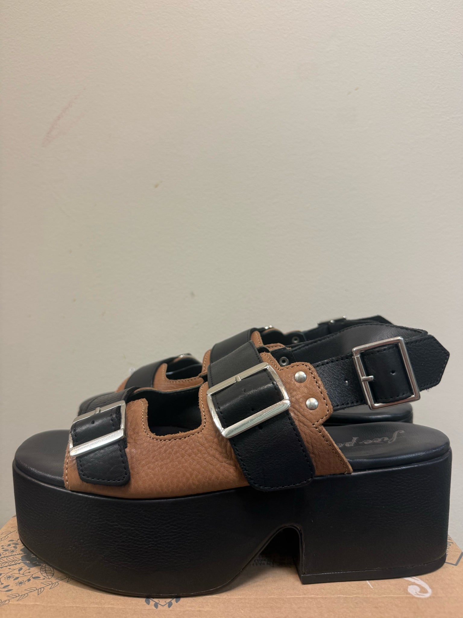 FREE PEOPLE 7.5/8 BLACK AND BROWN Sandals