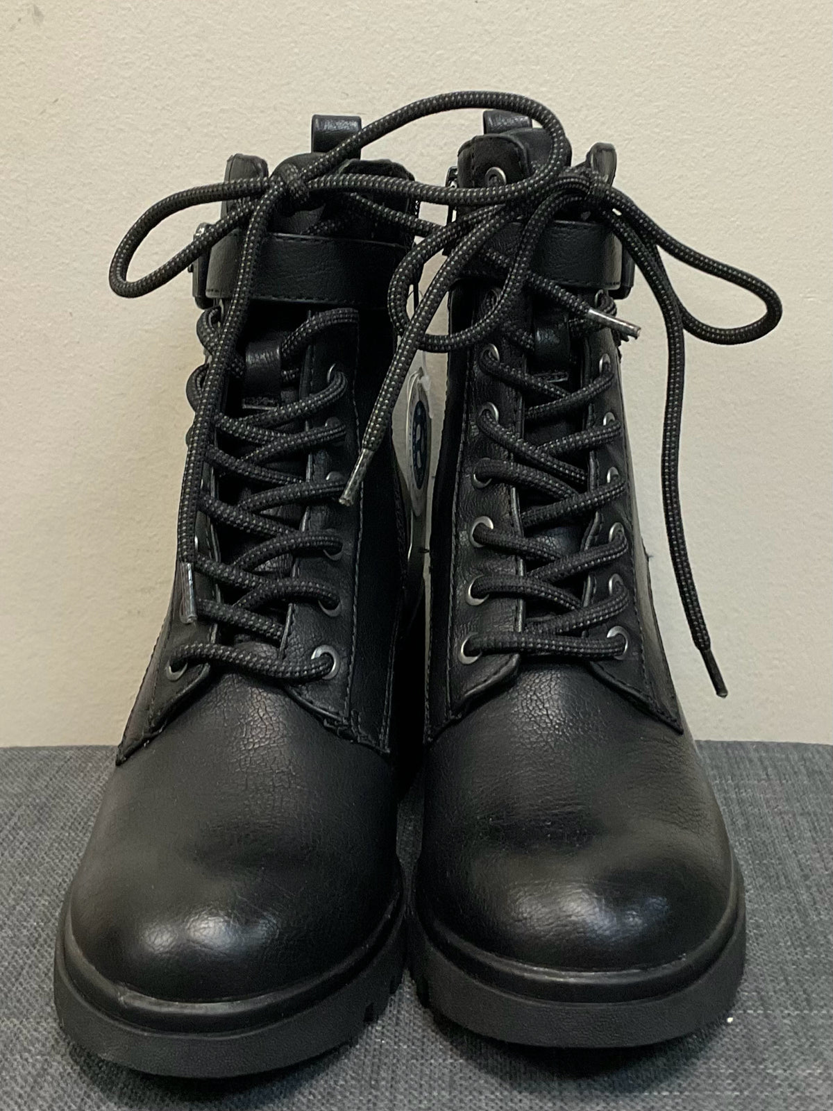 5.5 BARETRAPS Black Boots