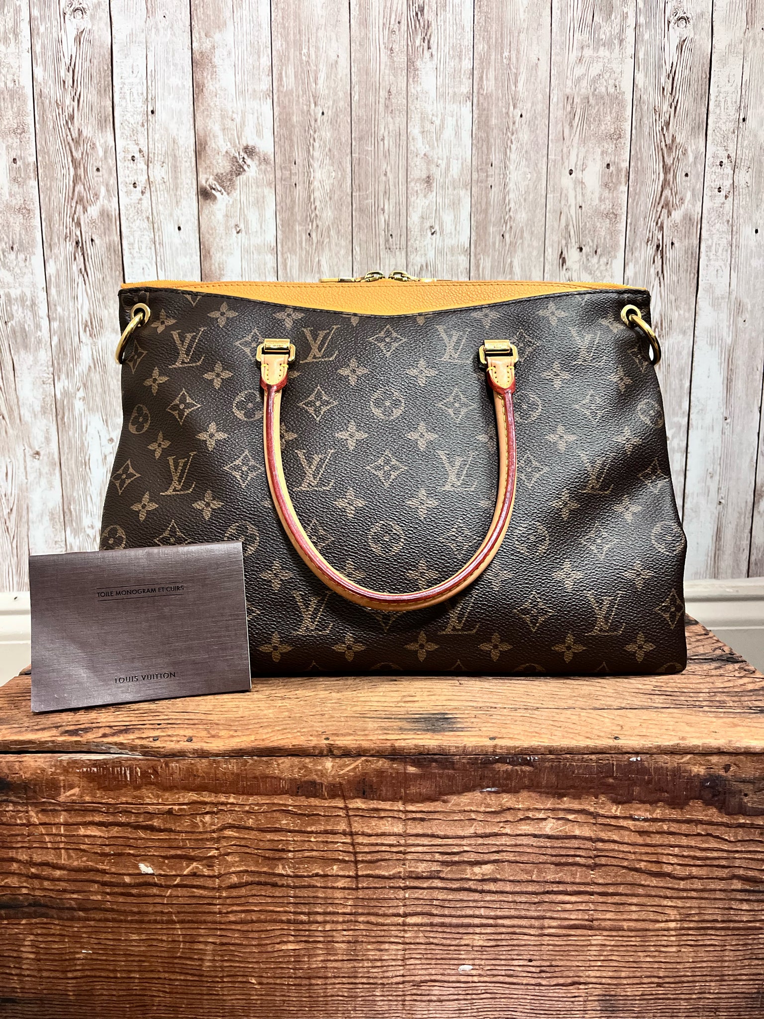 LOUIS VUITTON Tote