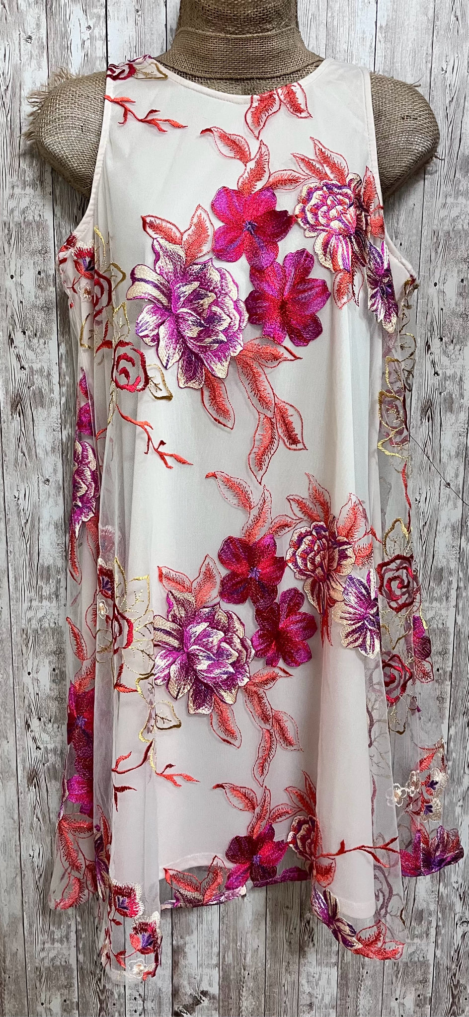 Size M ECI CREAM AND PINK Dress