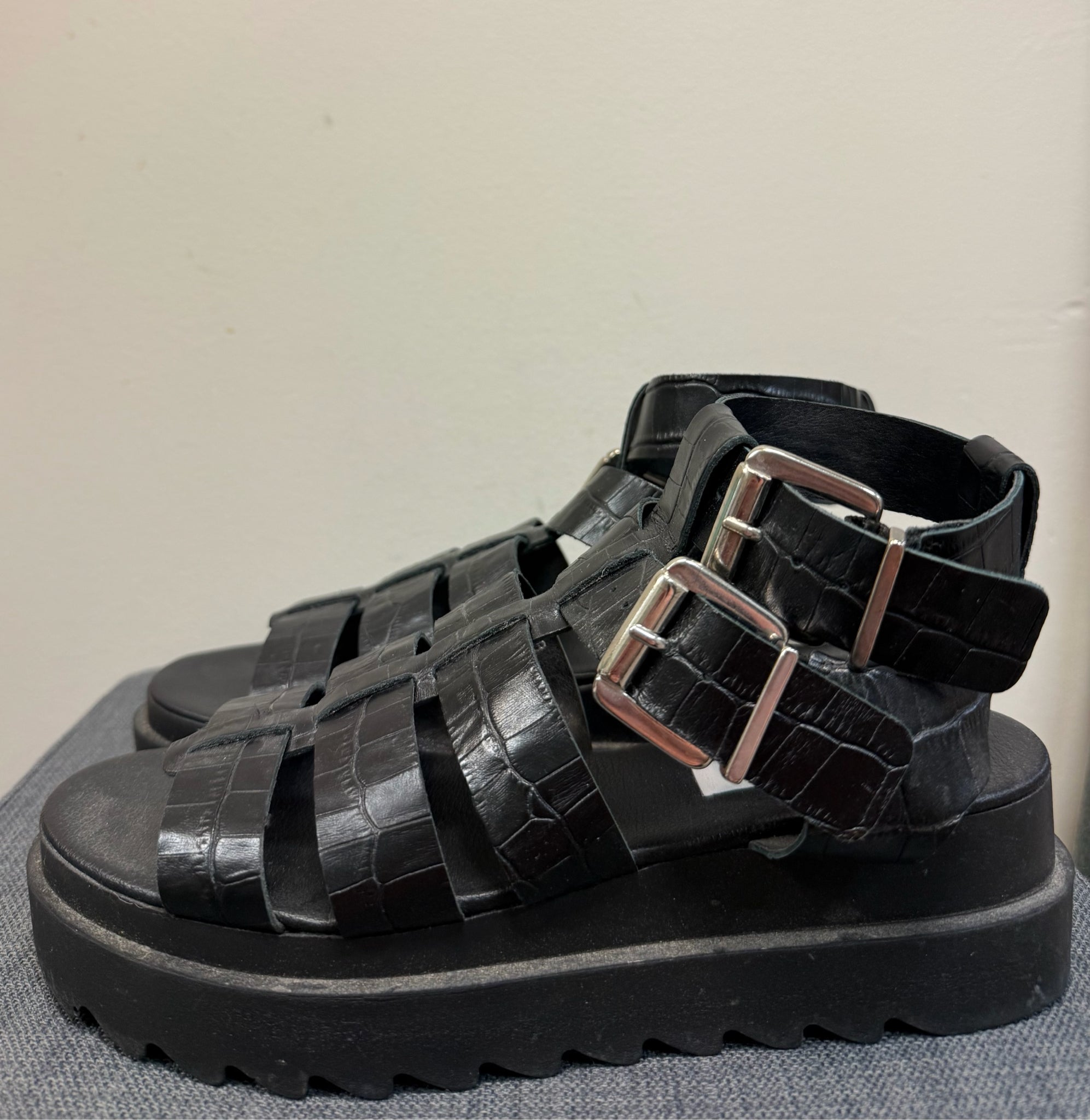 7.5 STEVE MADDEN Black Sandals