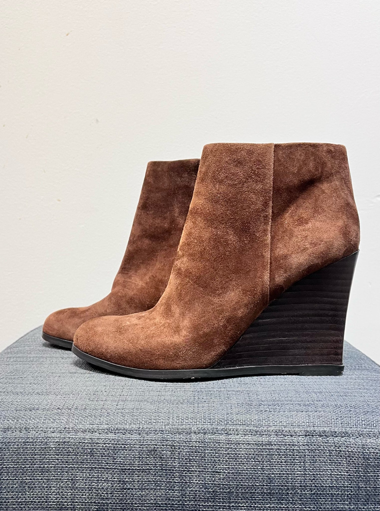 8 VINCE CAMUTO Brown Boots