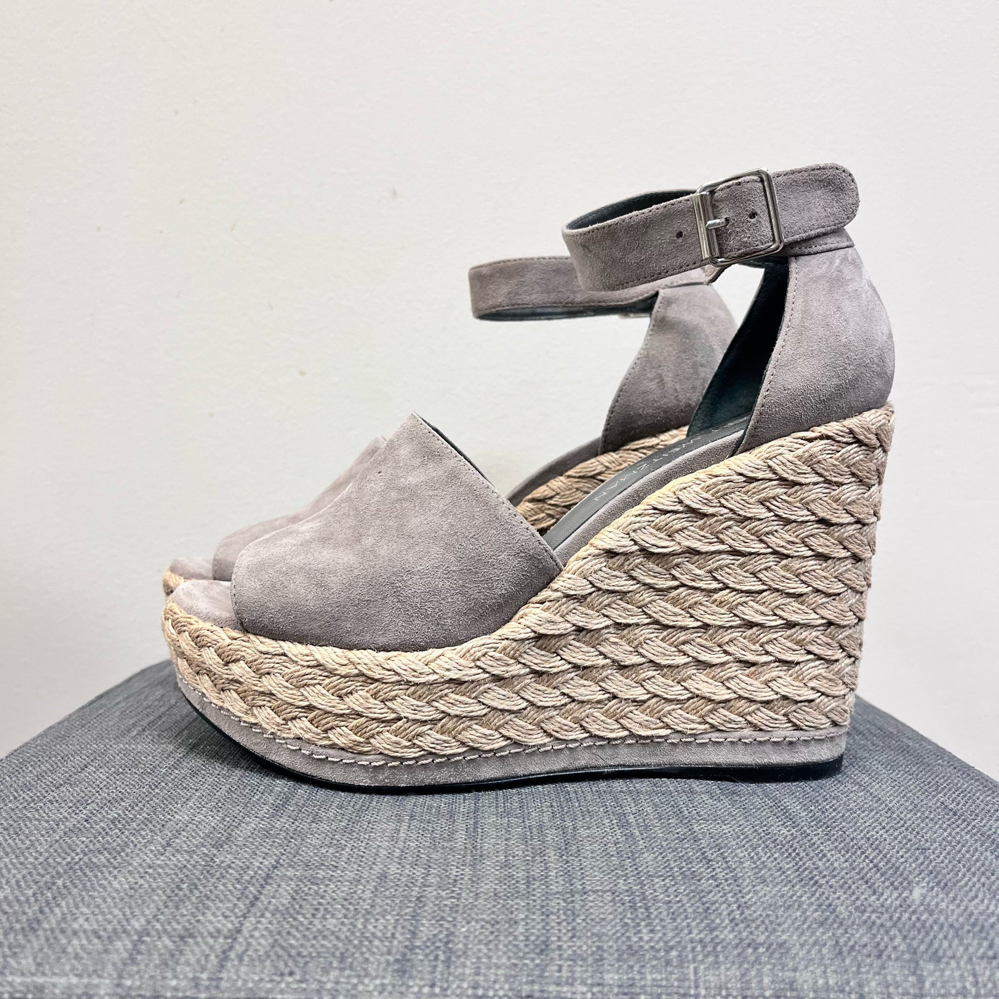 STUART WEITZMAN 9 GREY SHOES