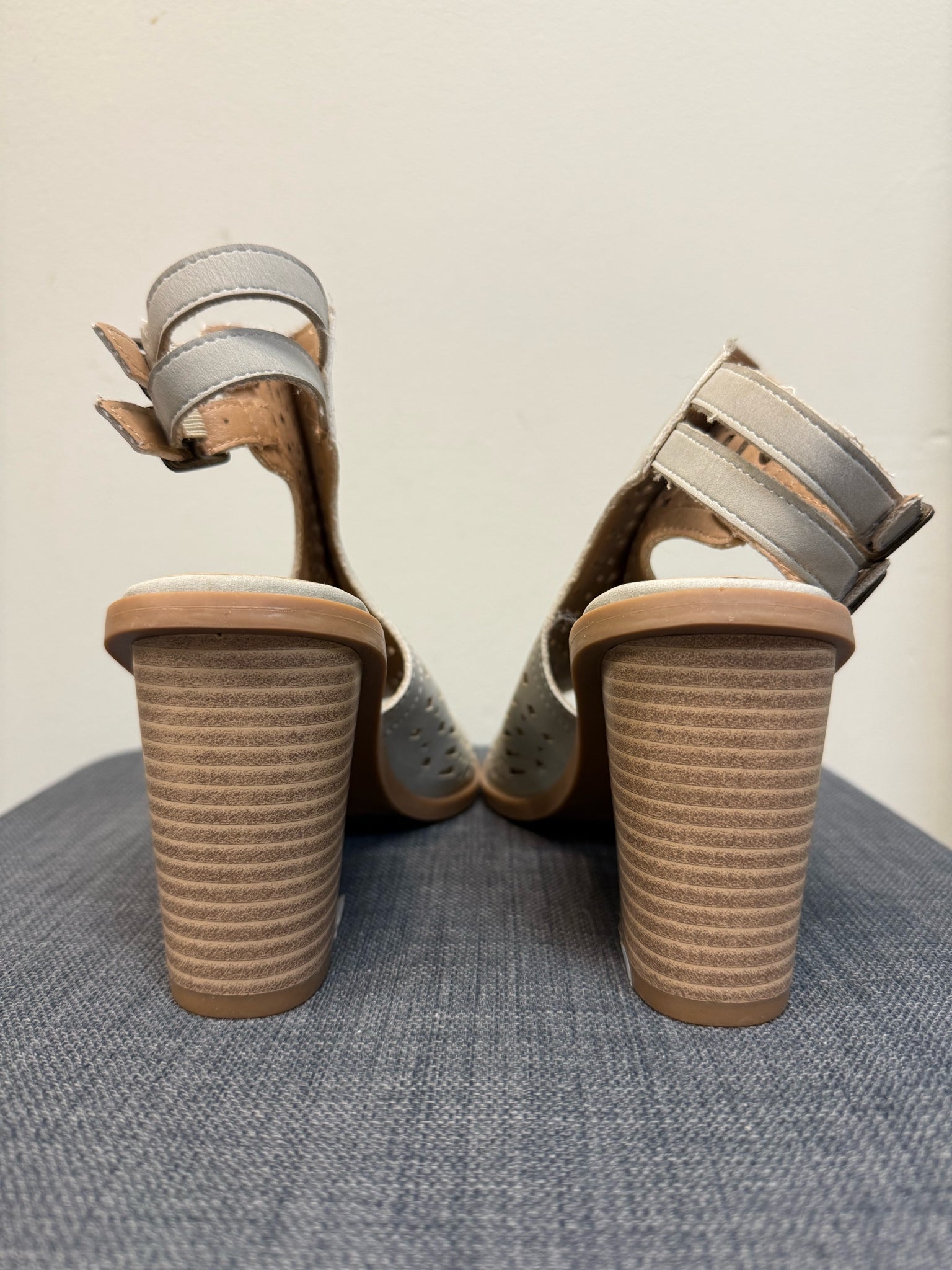 TRUE CRAFT 8 Taupe Sandals