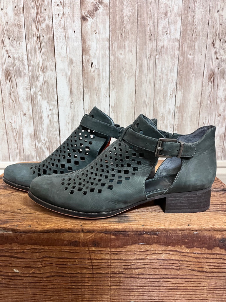 9 VINCE CAMUTO Charcoal SHOES