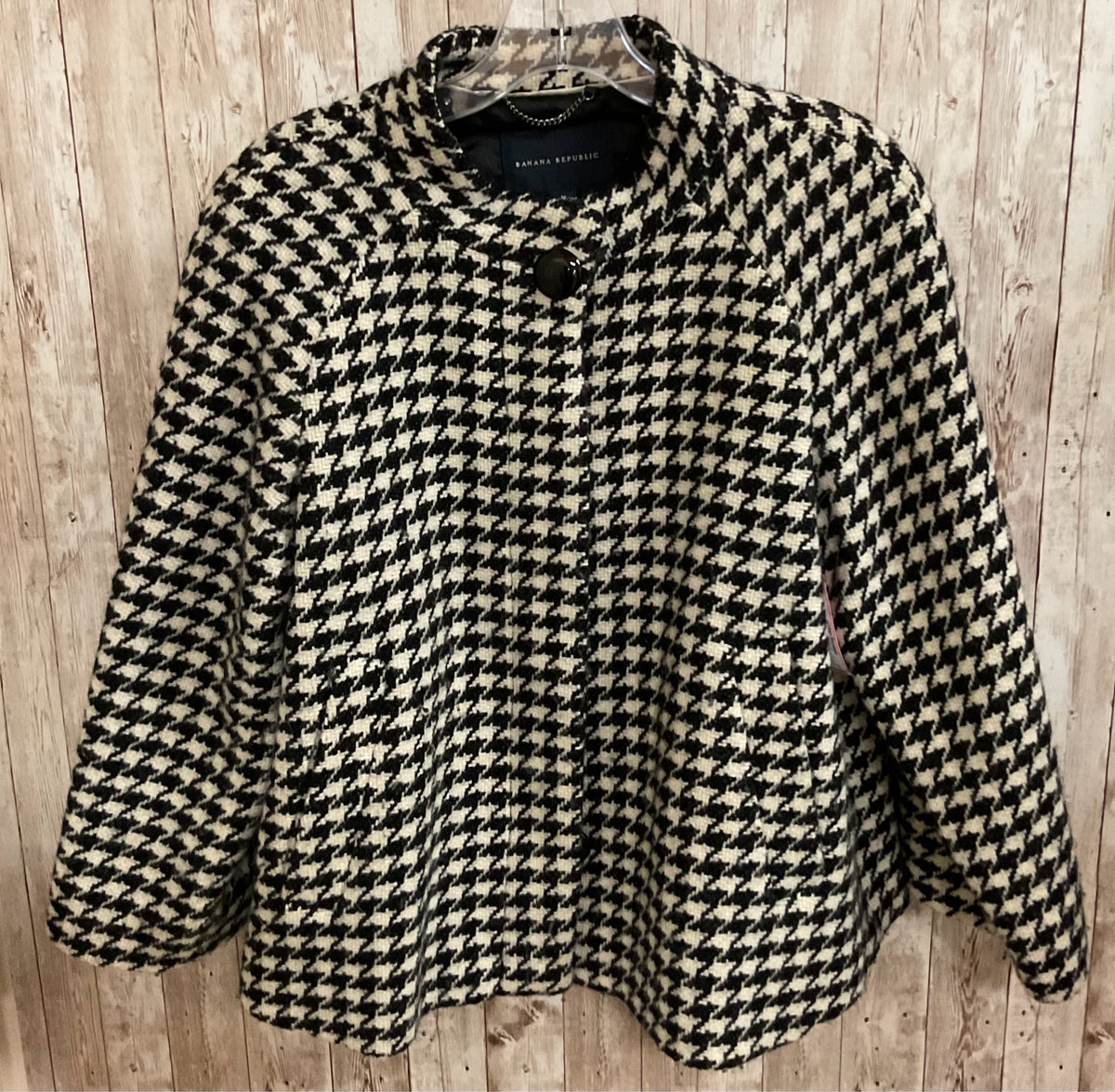 Size M BANANA REPUBLIC CREAM AND BLACK PLAID Jacket