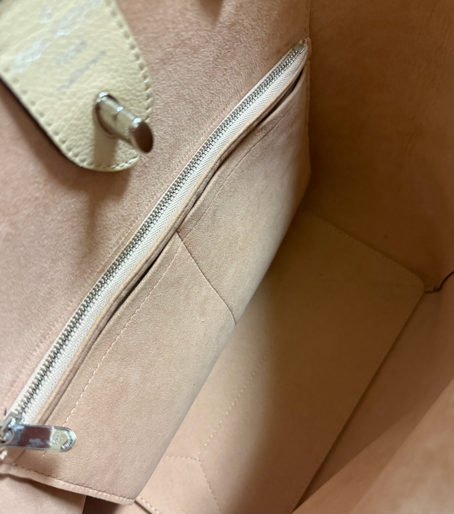 LOUIS VUITTON Tote