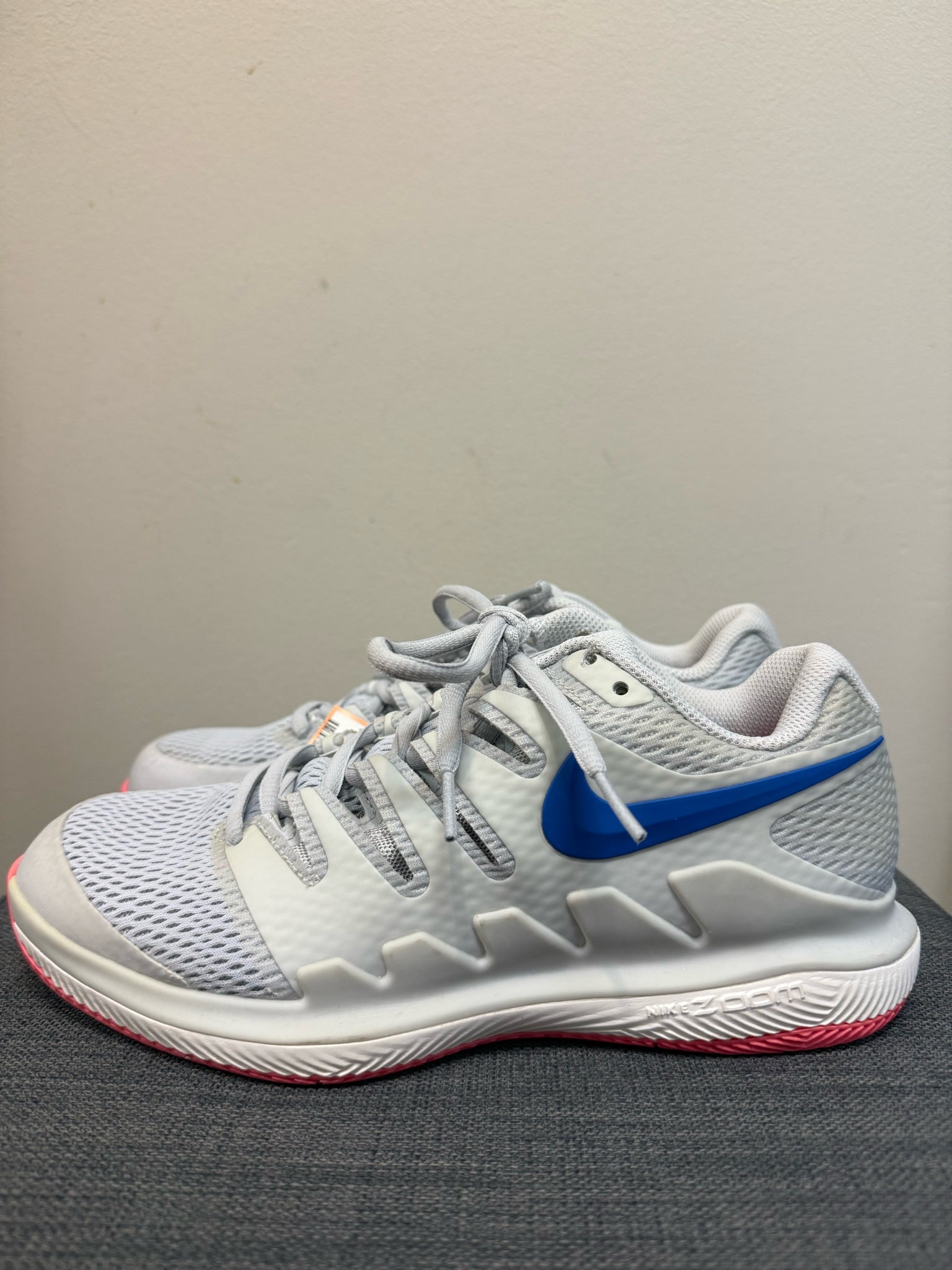 7.5 NIKE GREY SHOES