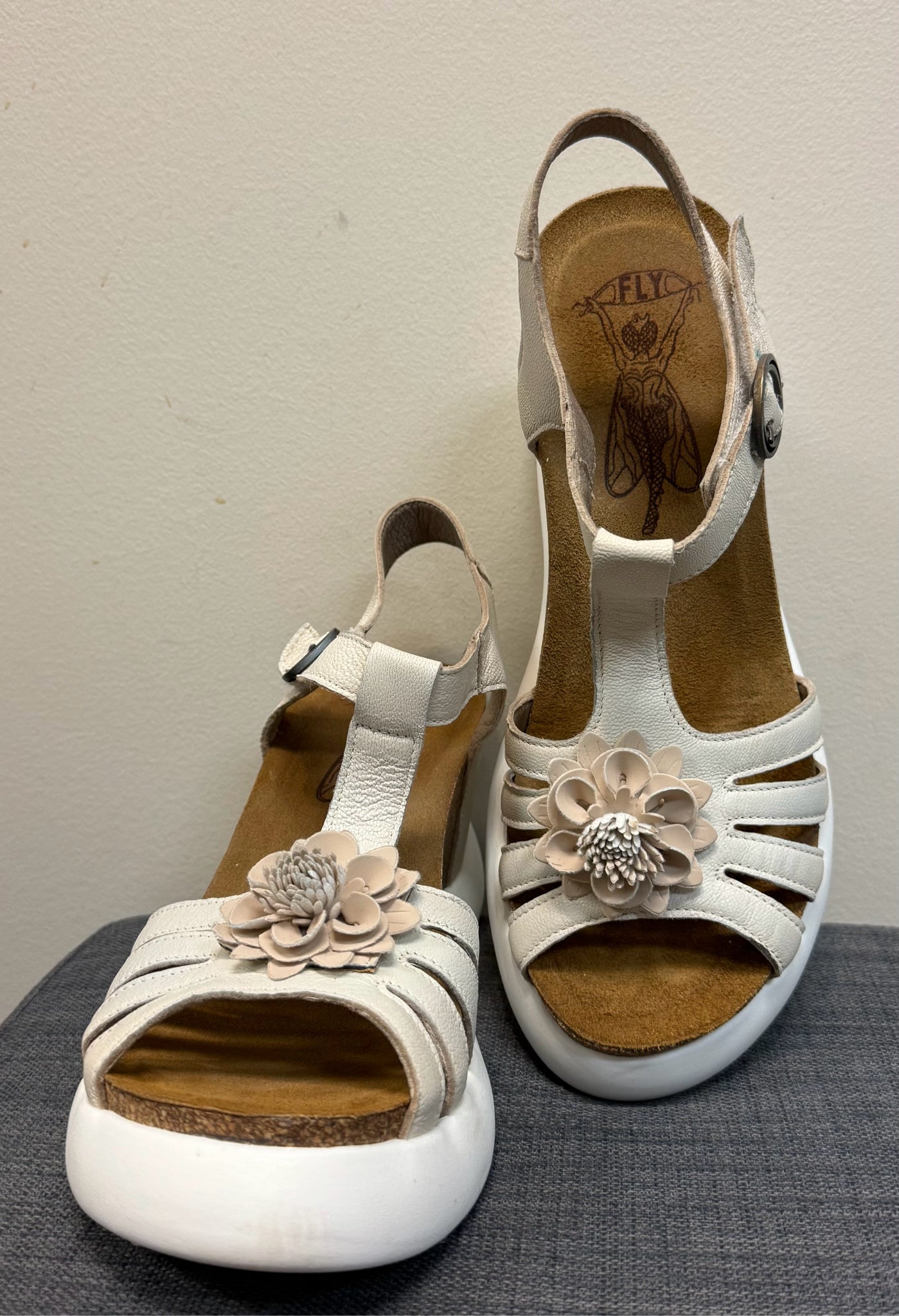 10 FLY LONDON Cream Wedges