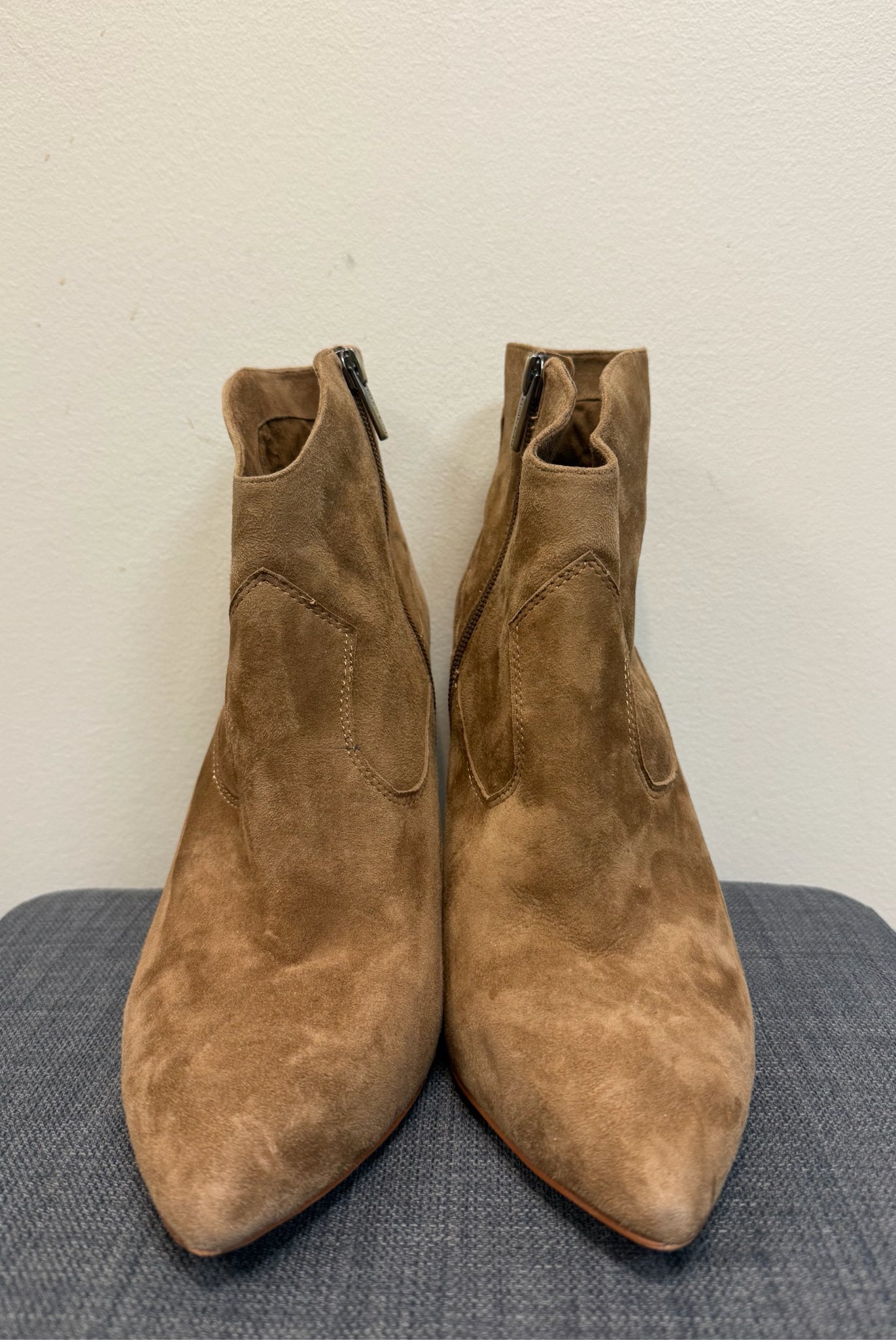 VINCE CAMUTO 10 TAN SUEDE Boots