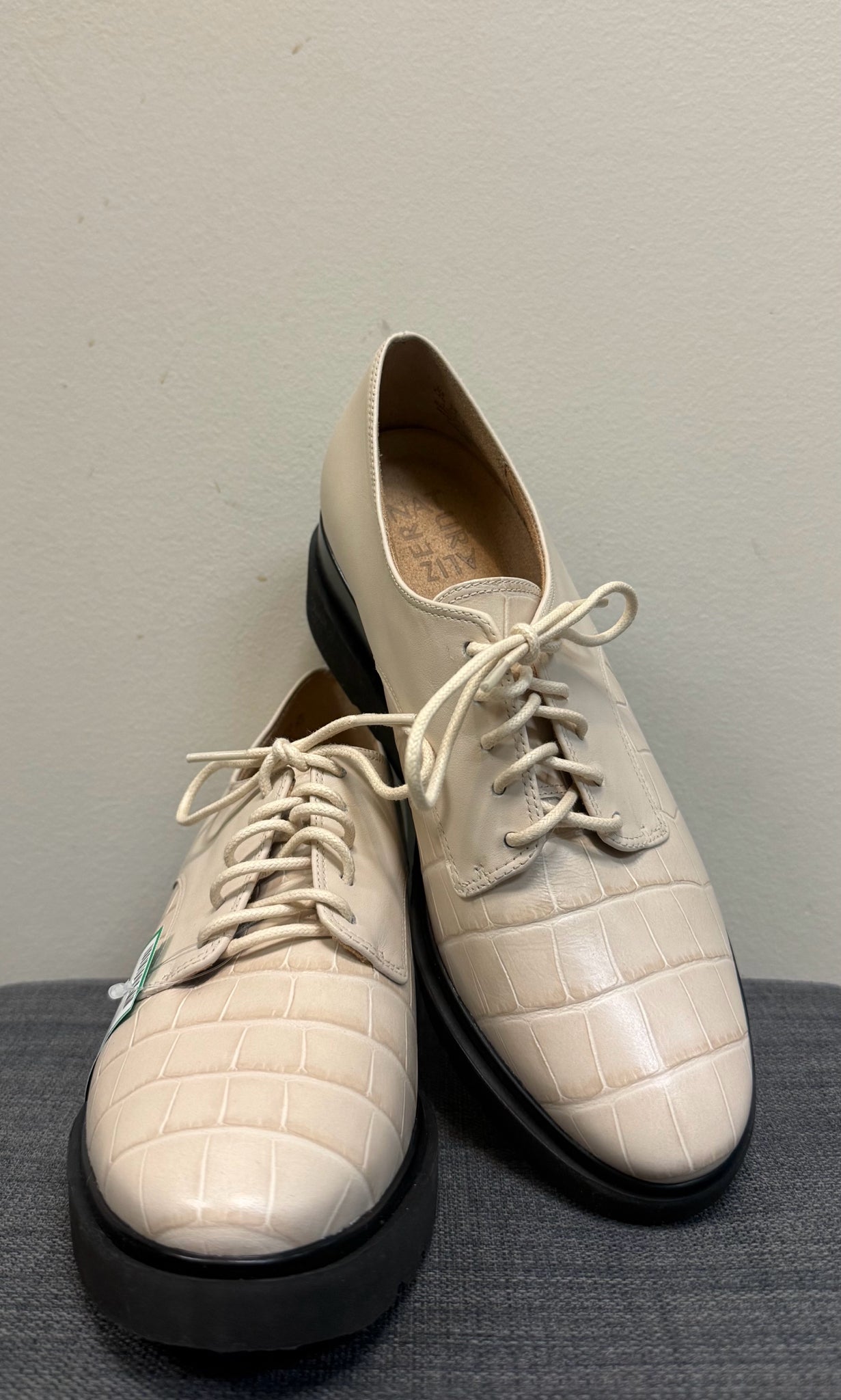 7.5 NATURALIZER LIGHT BEIGE SHOES