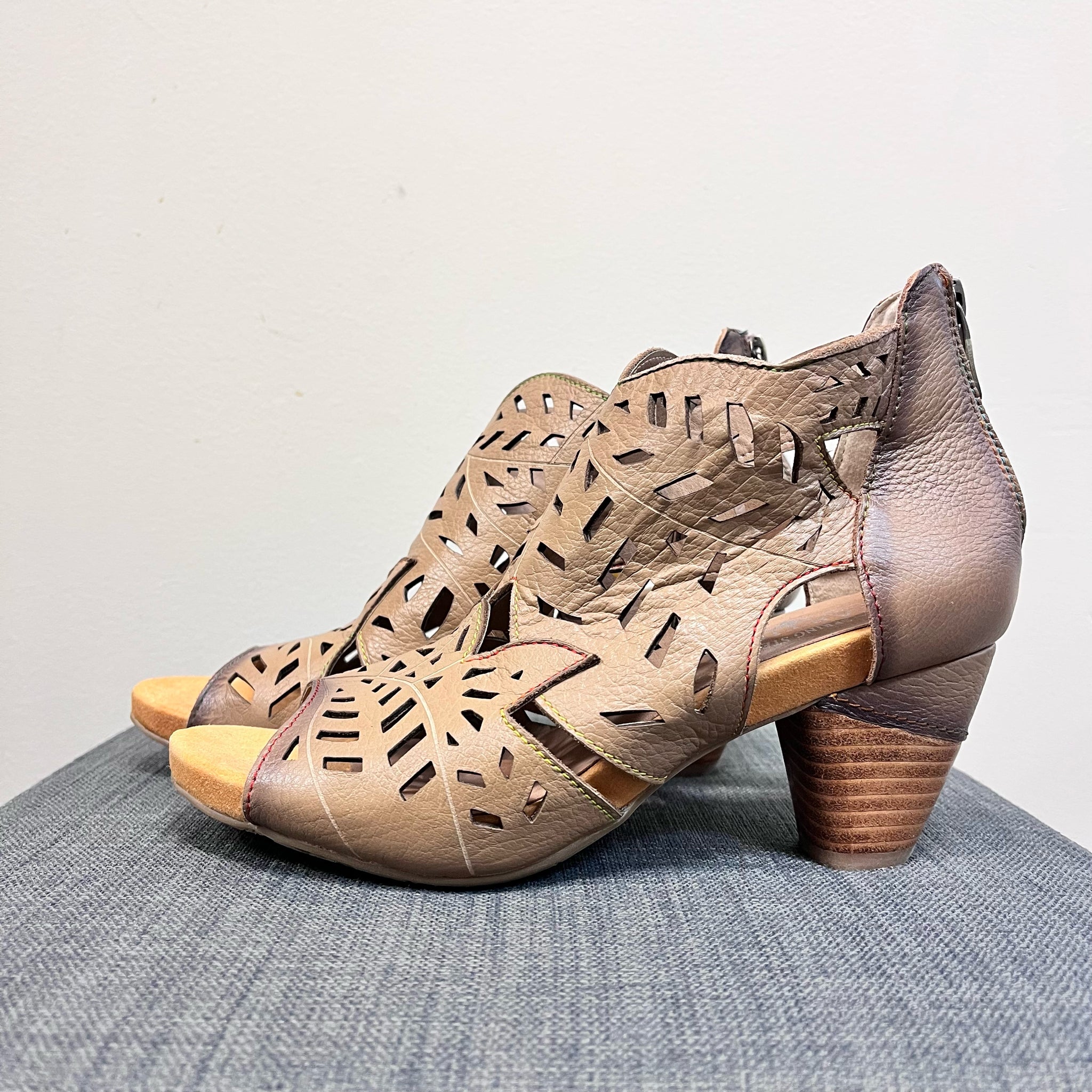 L'ARTISTE 7 Tan Sandals