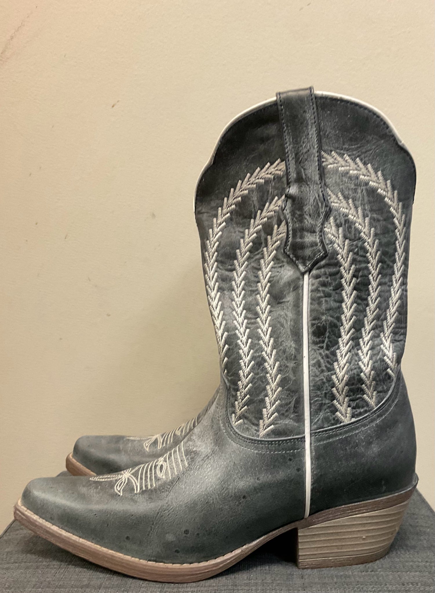9.5 STERLING RIVER GREY Boots