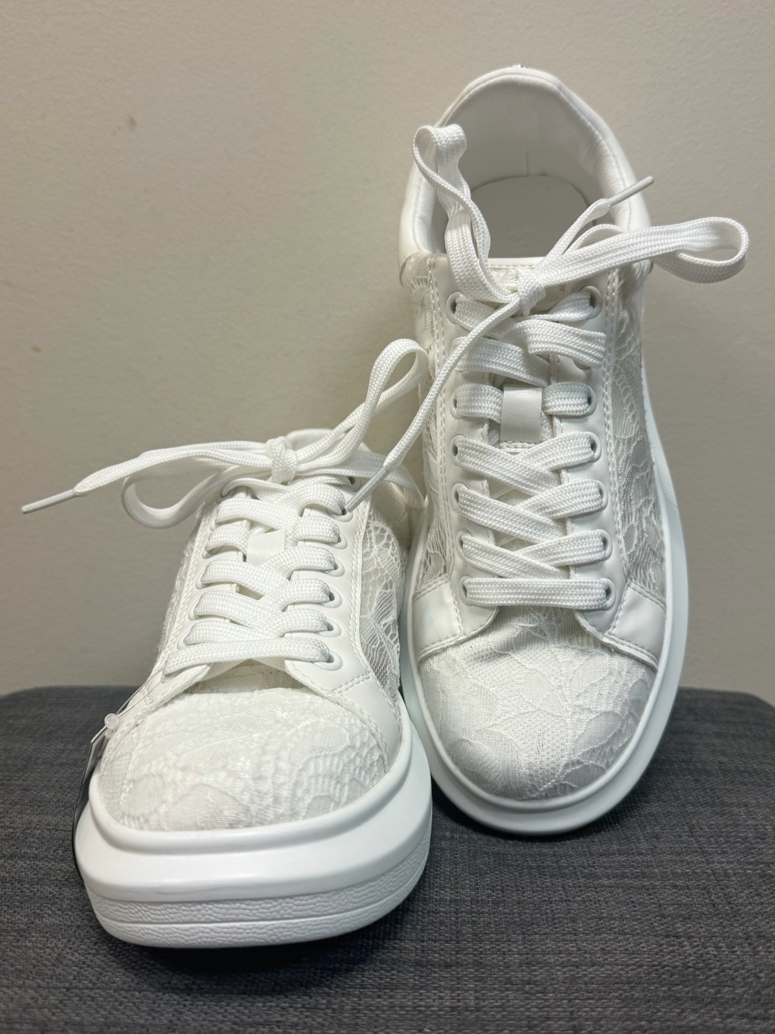 7.5 STEVE MADDEN White SHOES