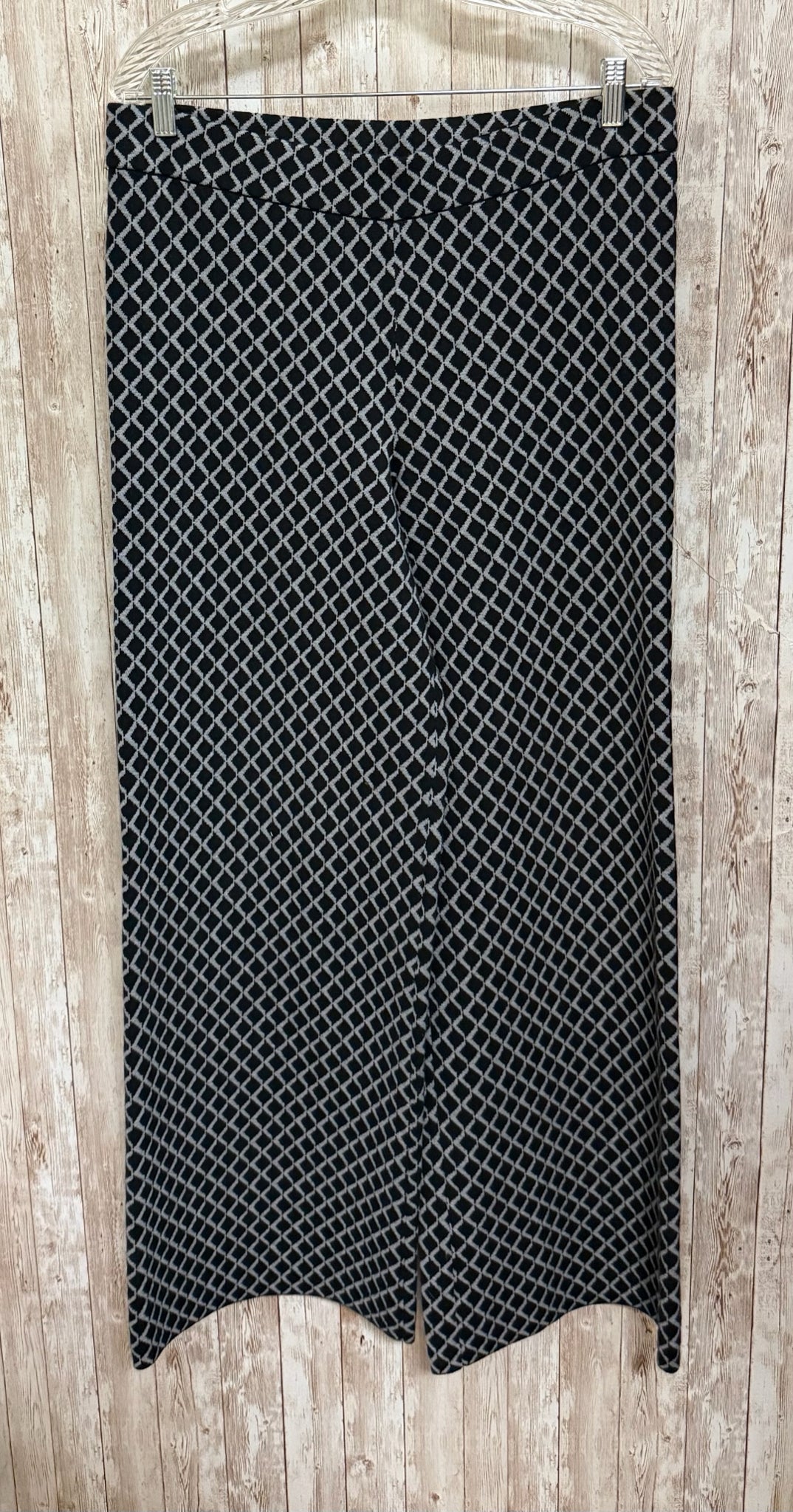 Size XL SAKS FIFTH AVENUE BLACK AND GREY 2 PC PANT SET